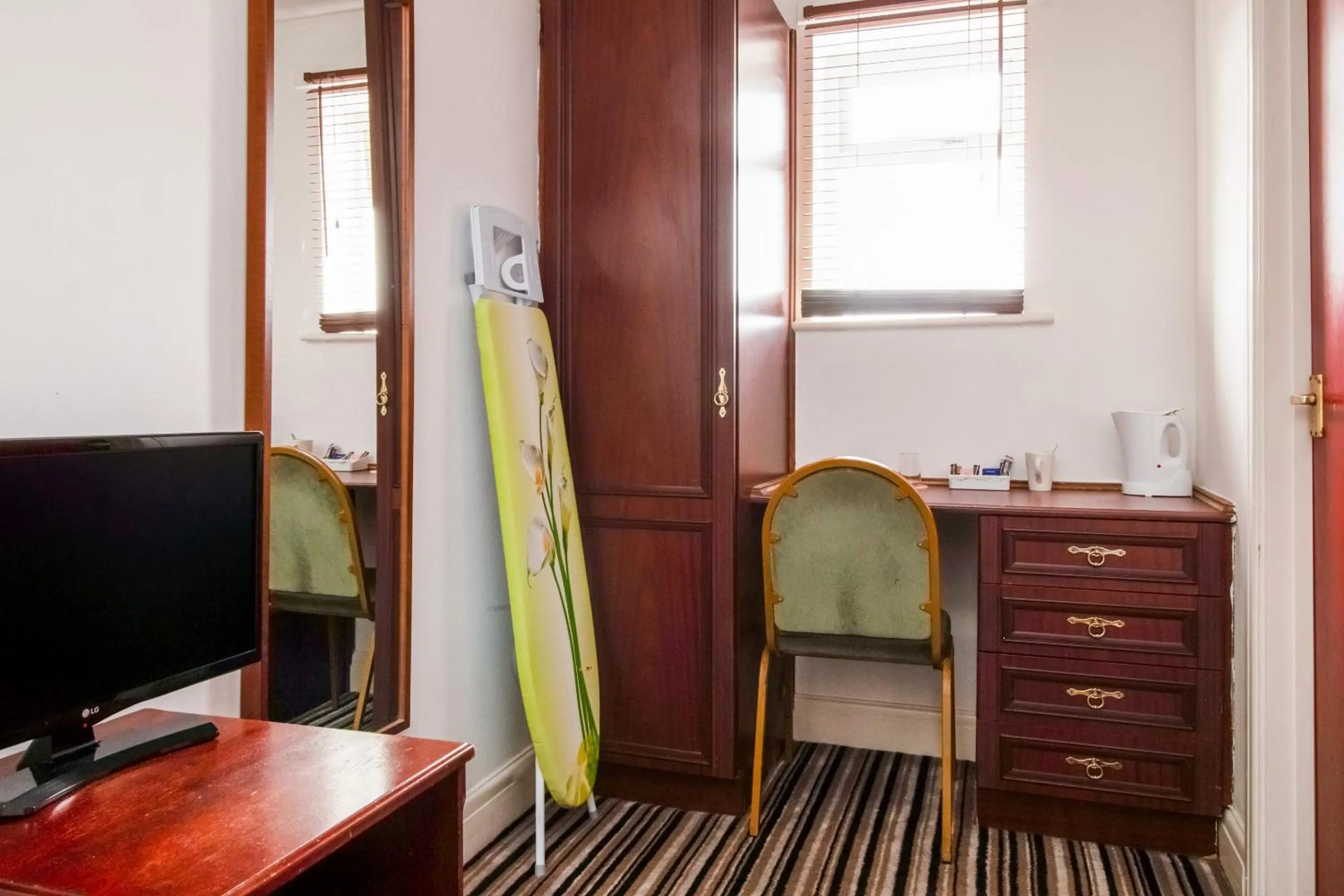 Bedroom in Cardiff Central Hotel By Belvilla