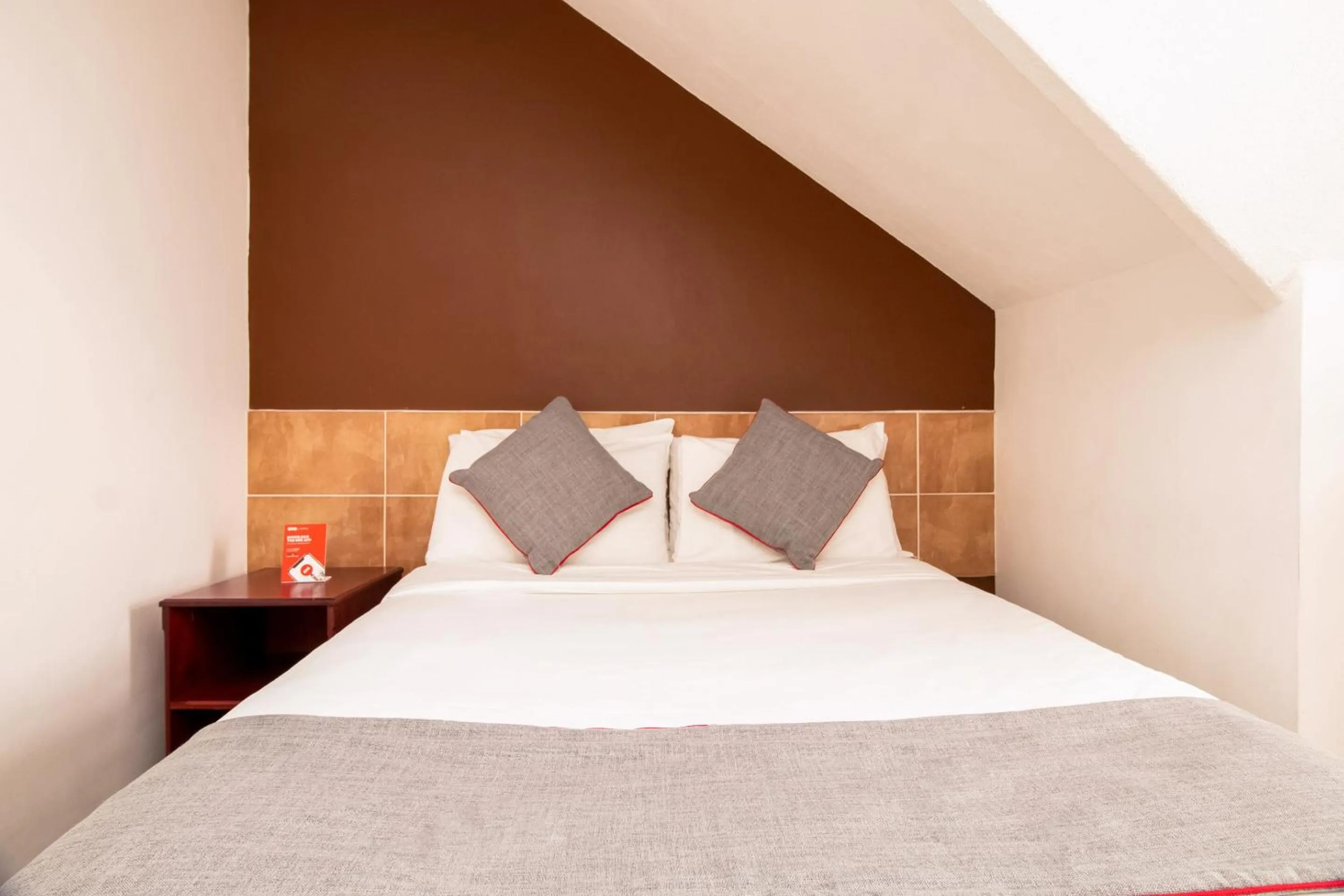 Bedroom, Bed in Cardiff Central Hotel By Belvilla