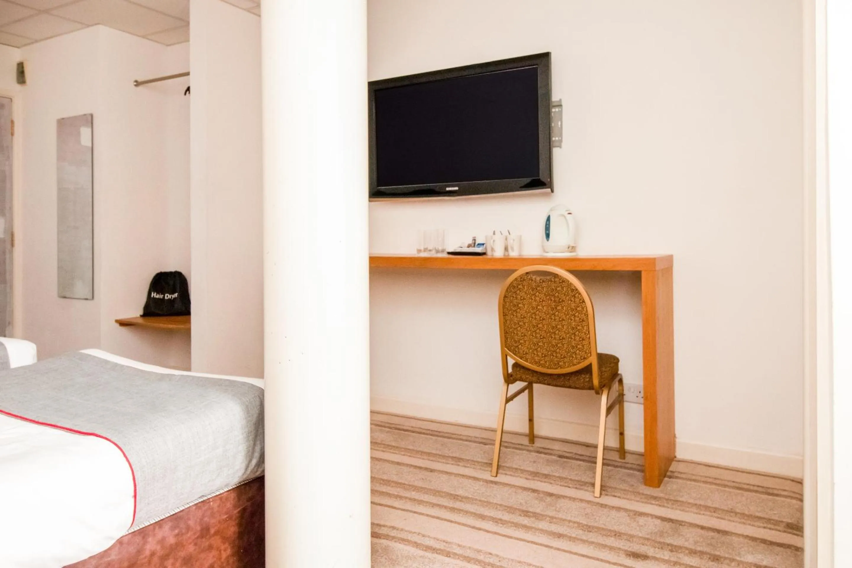 Bedroom, Bed in Cardiff Central Hotel By Belvilla