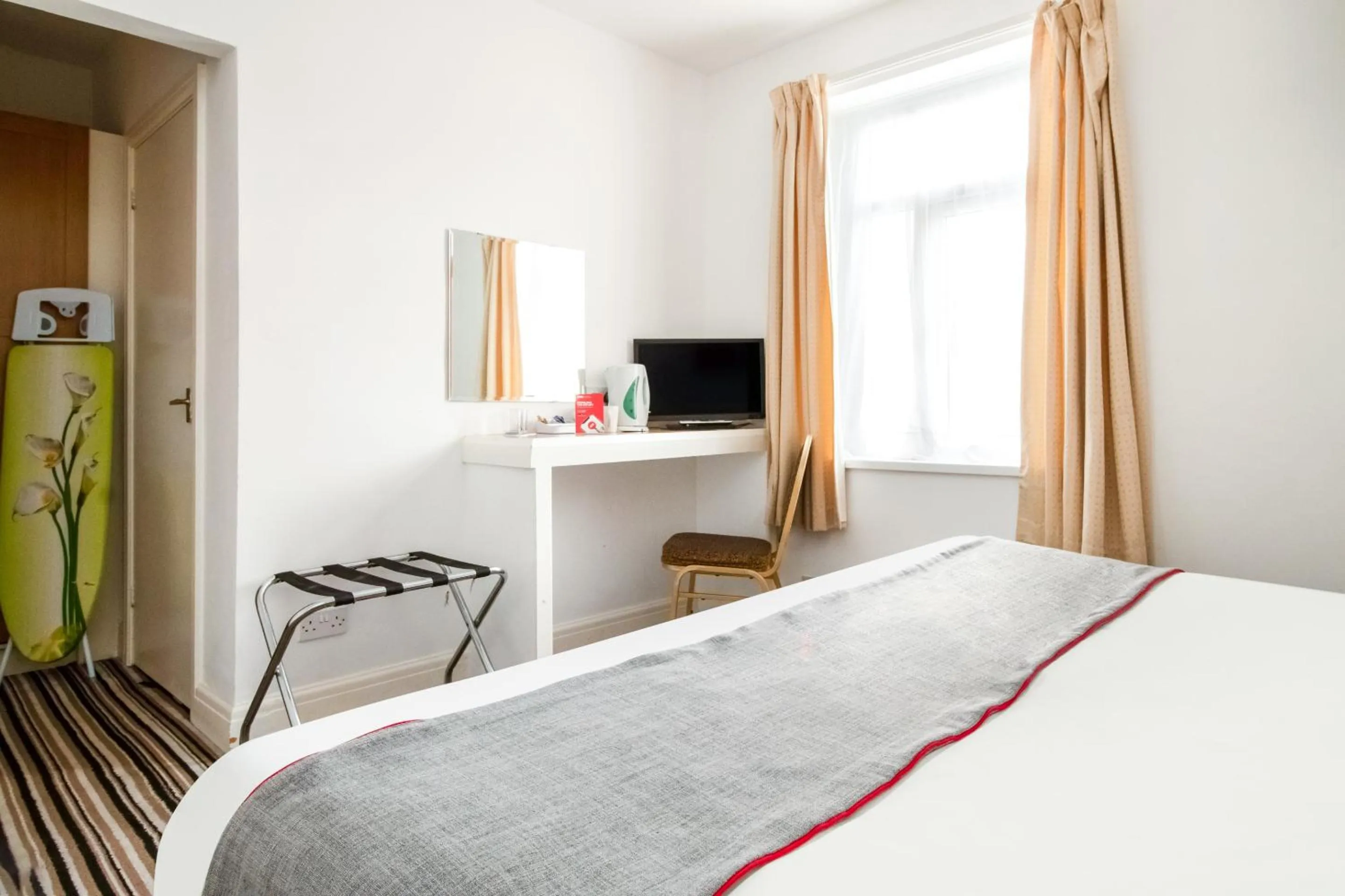 Bedroom, Bed in Cardiff Central Hotel By Belvilla