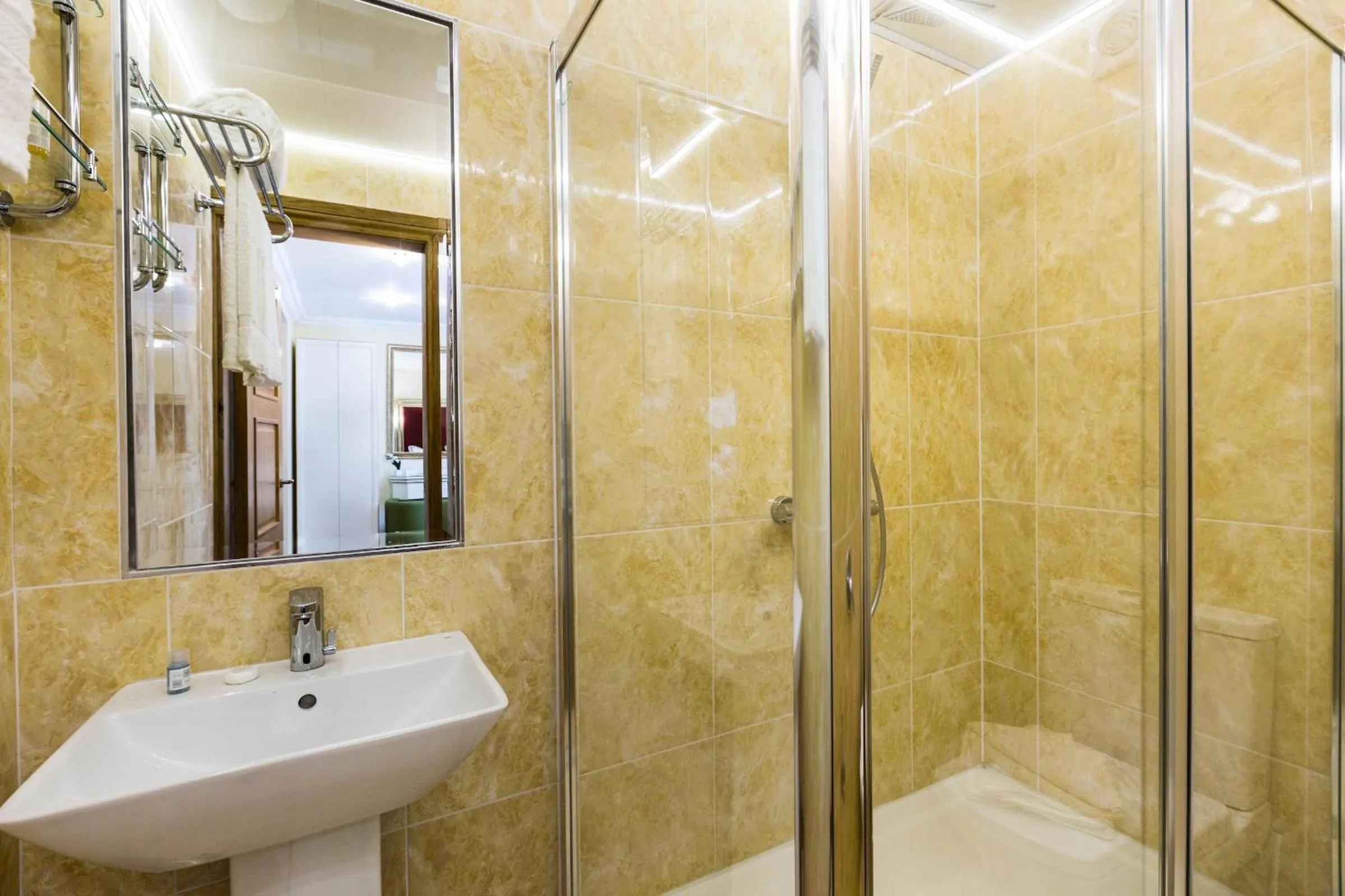 Shower in Linton Hotel Luton