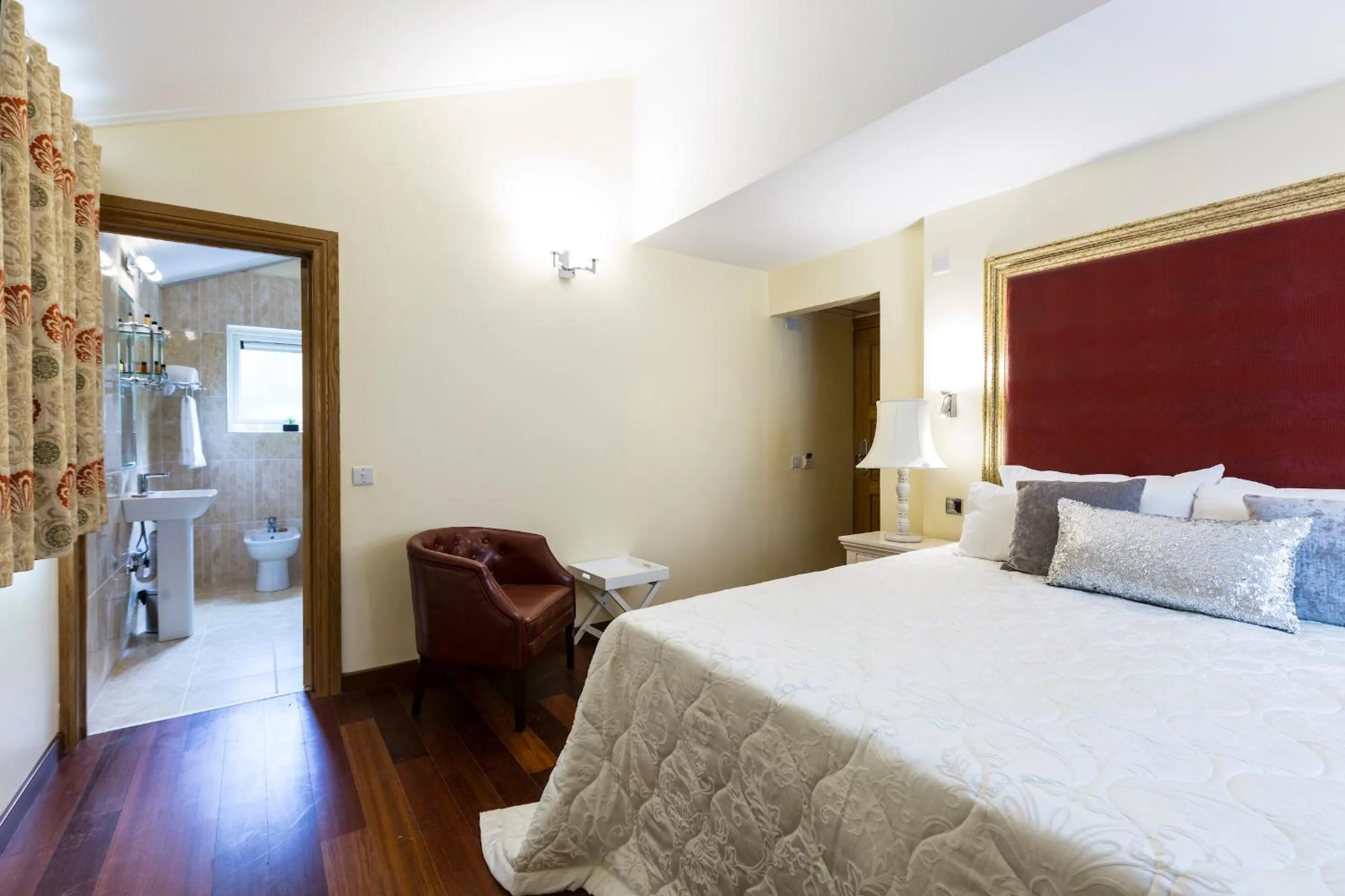 Bed in Linton Hotel Luton