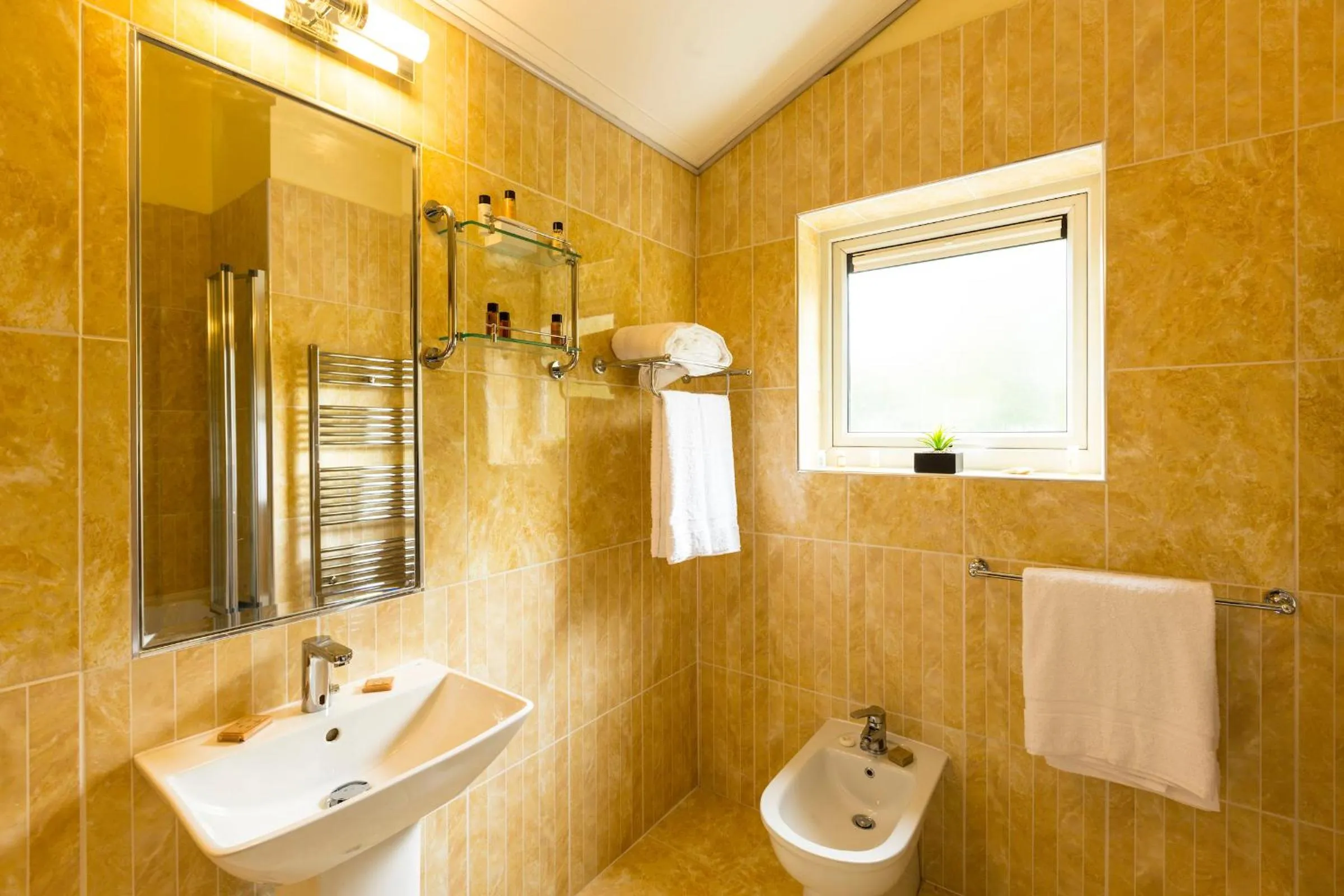 Bathroom in Linton Hotel Luton