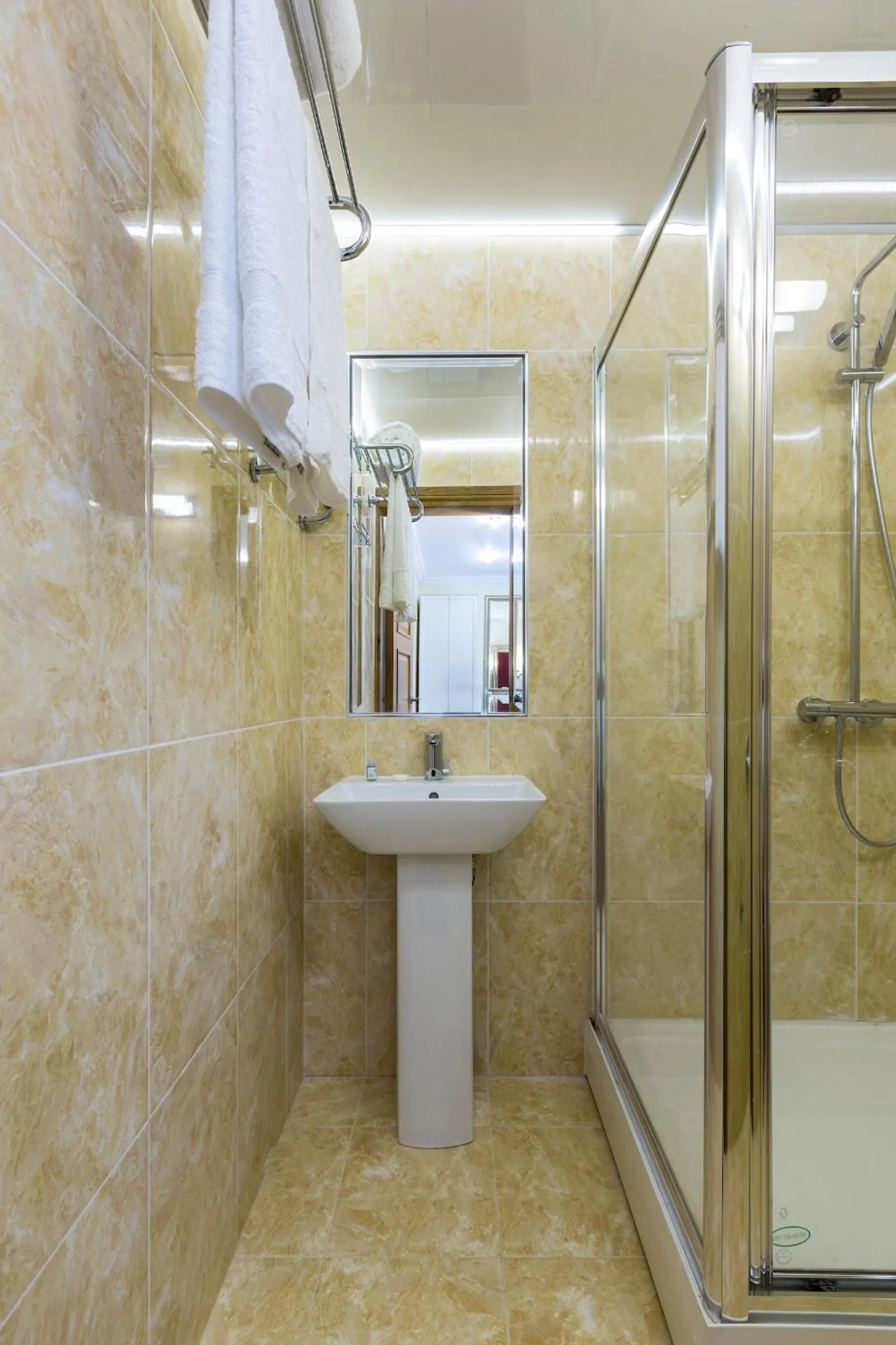 Bathroom in Linton Hotel Luton