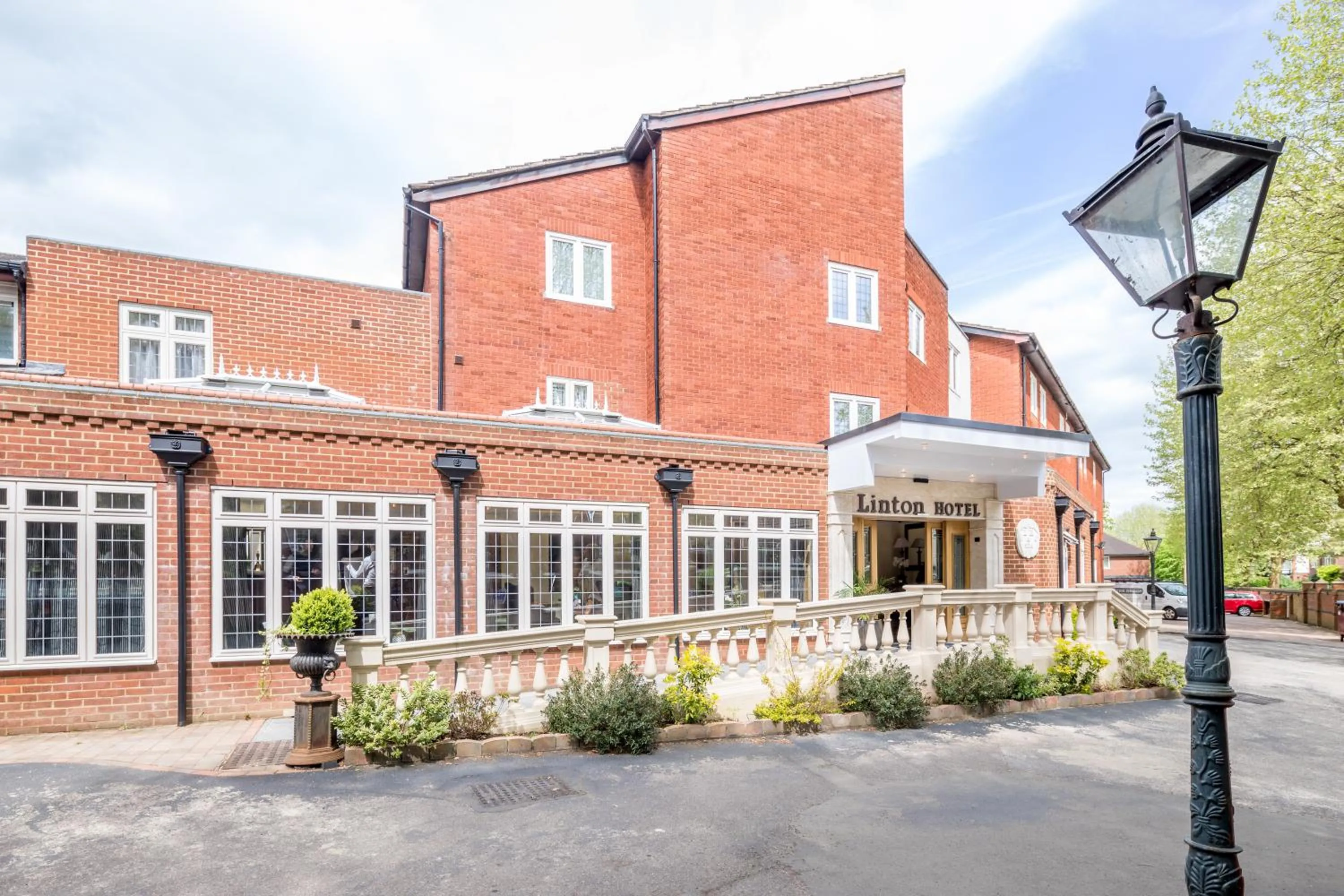 Property building in Linton Hotel Luton
