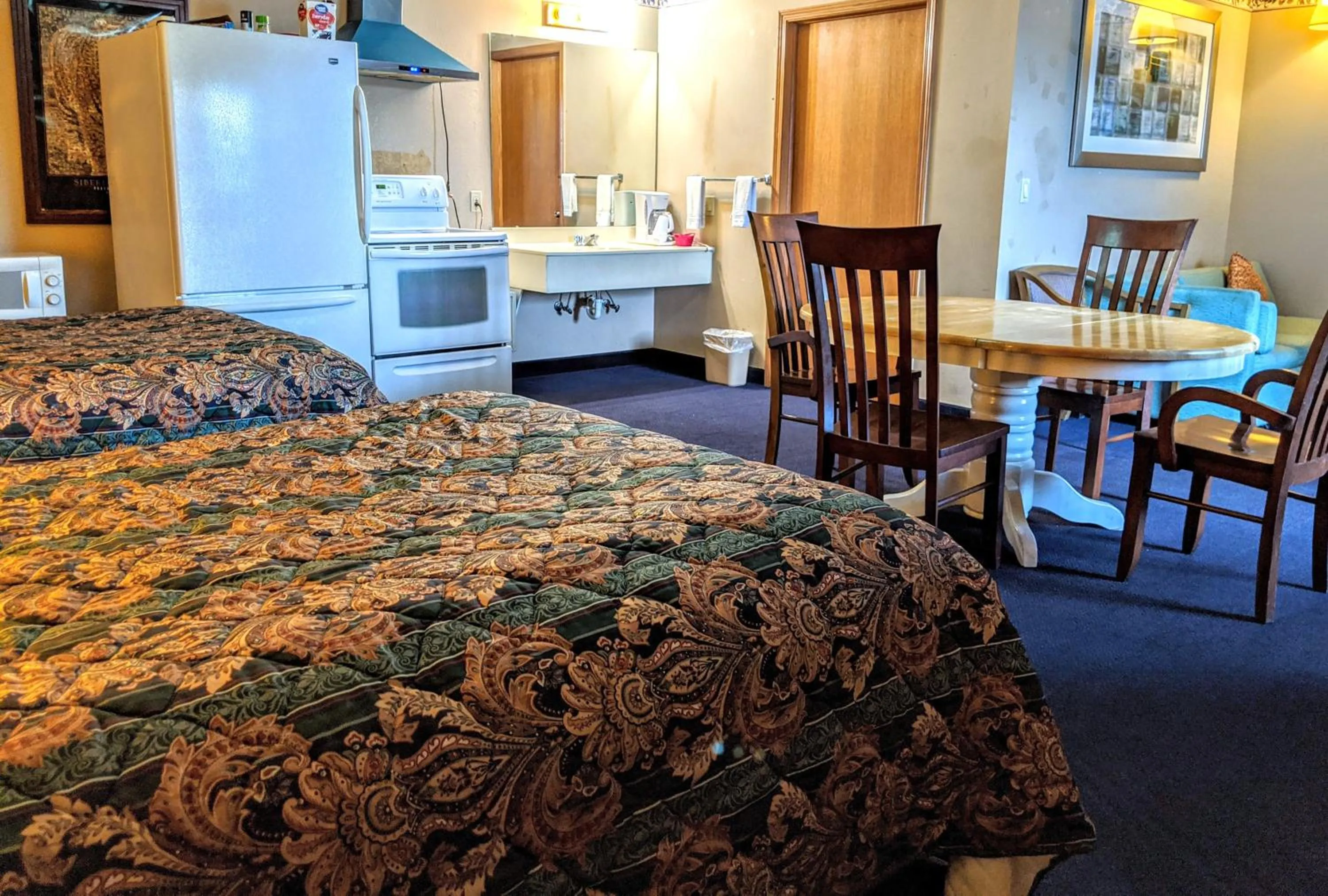Bed in Knights Inn - Thomson, IL