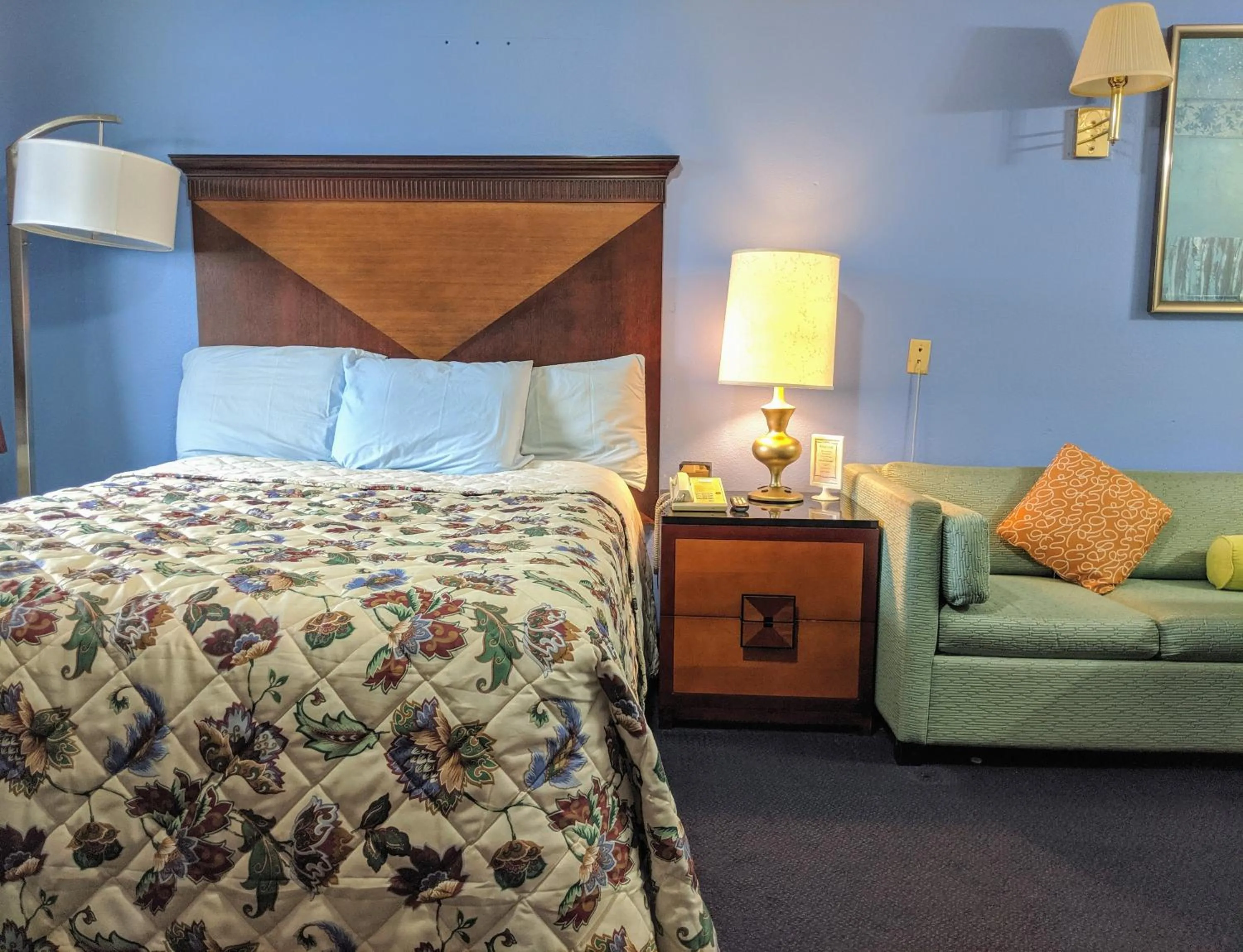 Bed in Knights Inn - Thomson, IL