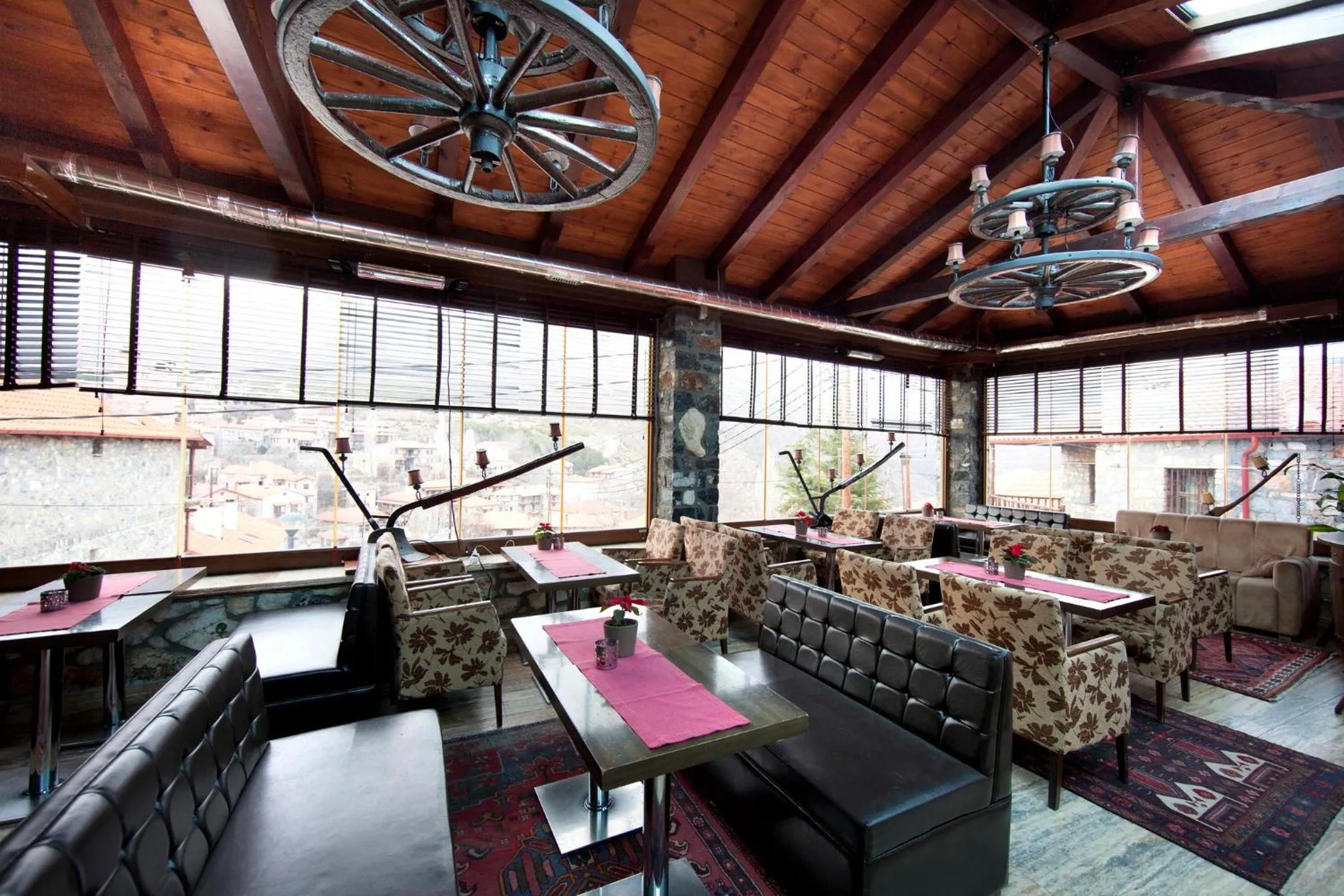 Restaurant/places to eat in Chalet Lithos