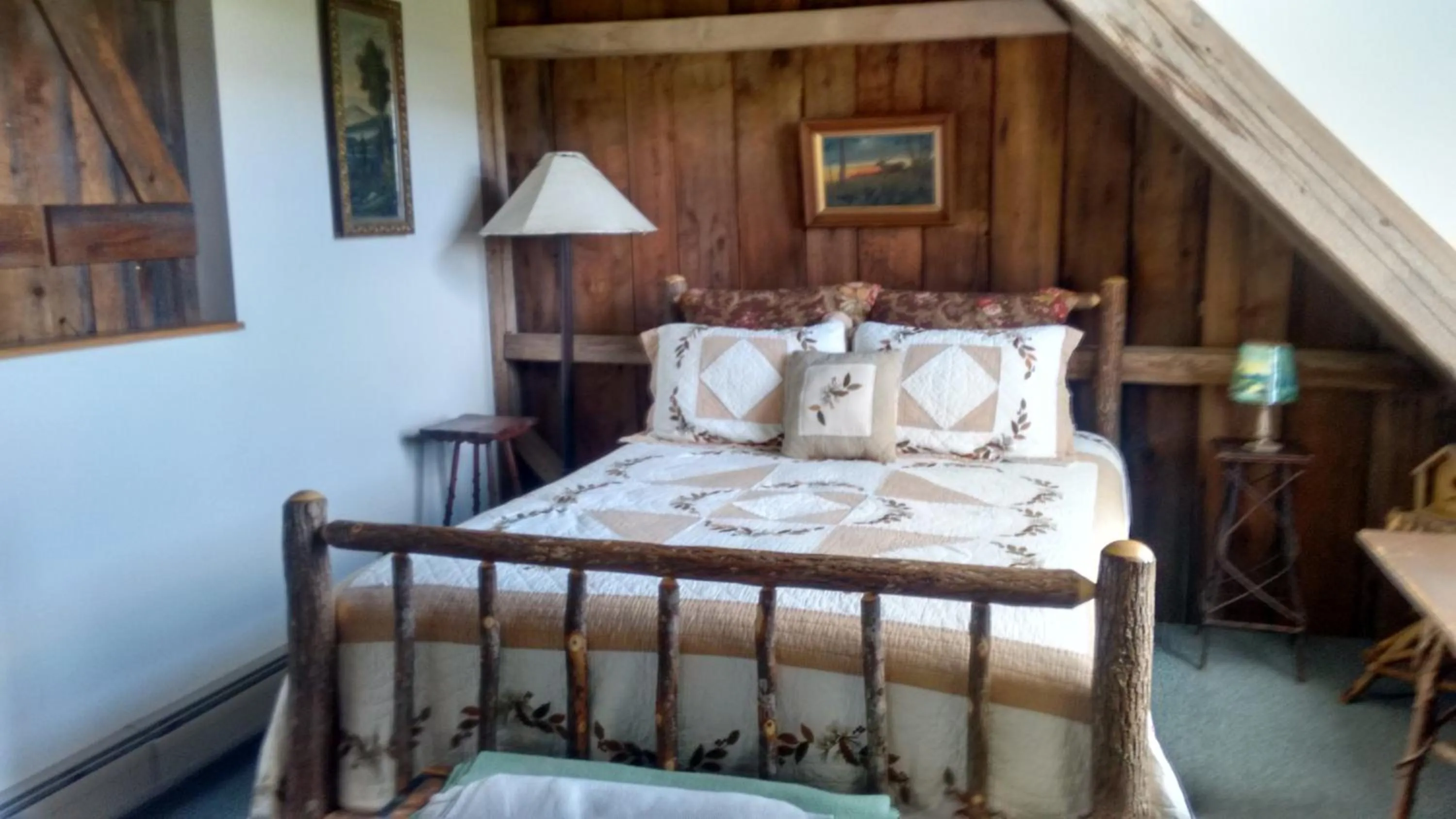 Deluxe Double Room with Bath in Lodge at Millstone Hill
