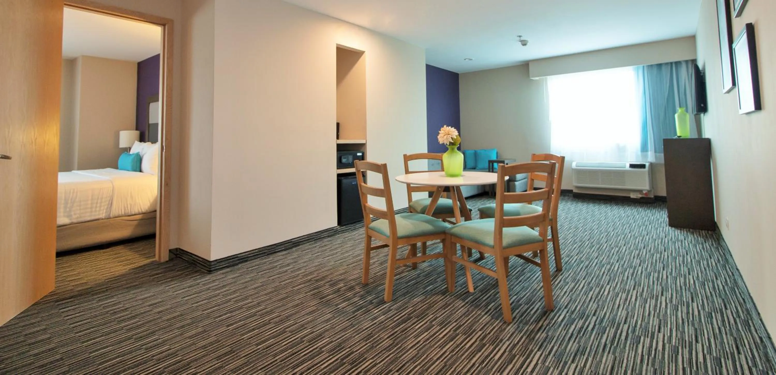 Dining area, Bed in CHN Hotel Monterrey Aeropuerto, Trademark by Wyndham