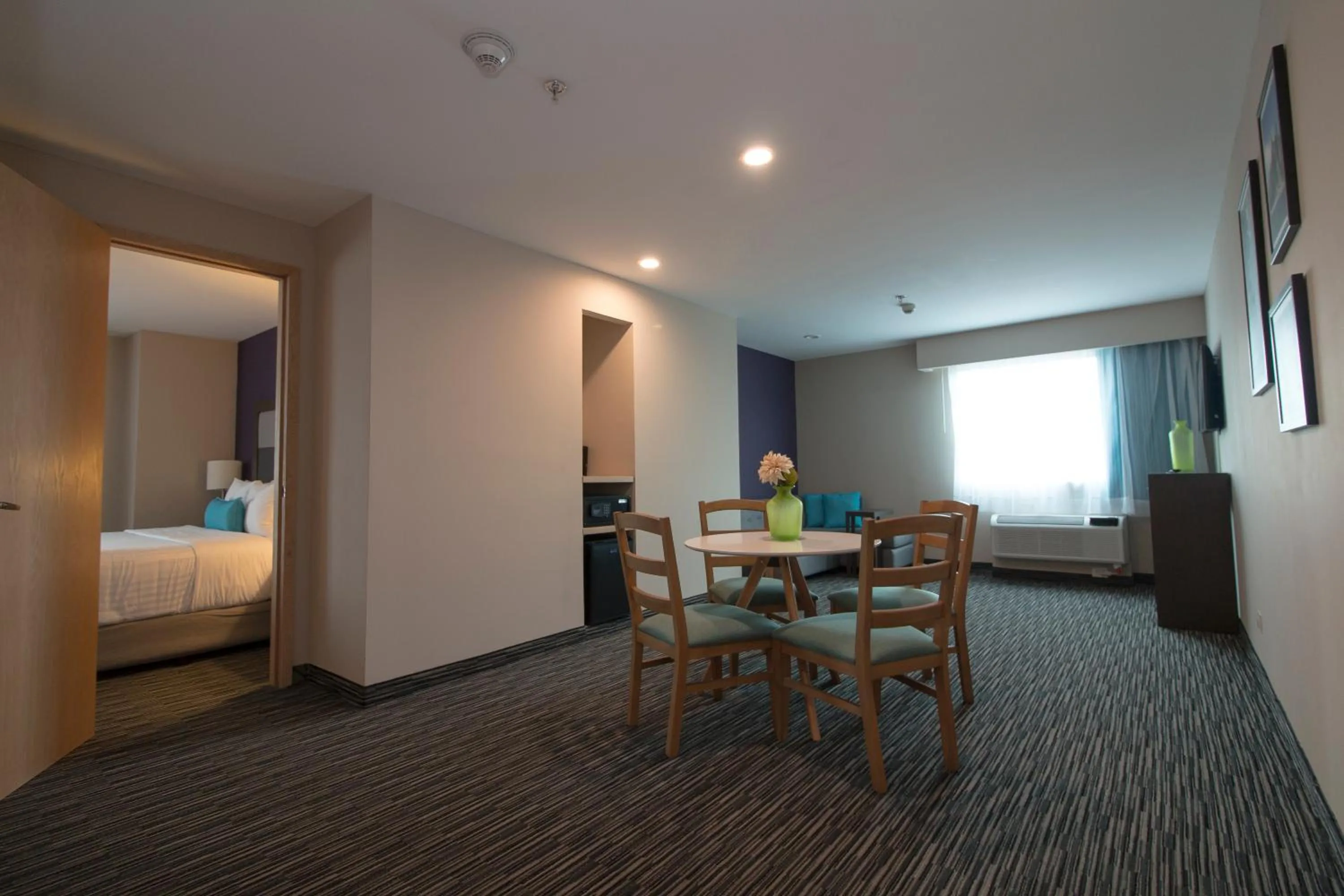 Dining area, Bed in CHN Hotel Monterrey Aeropuerto, Trademark by Wyndham