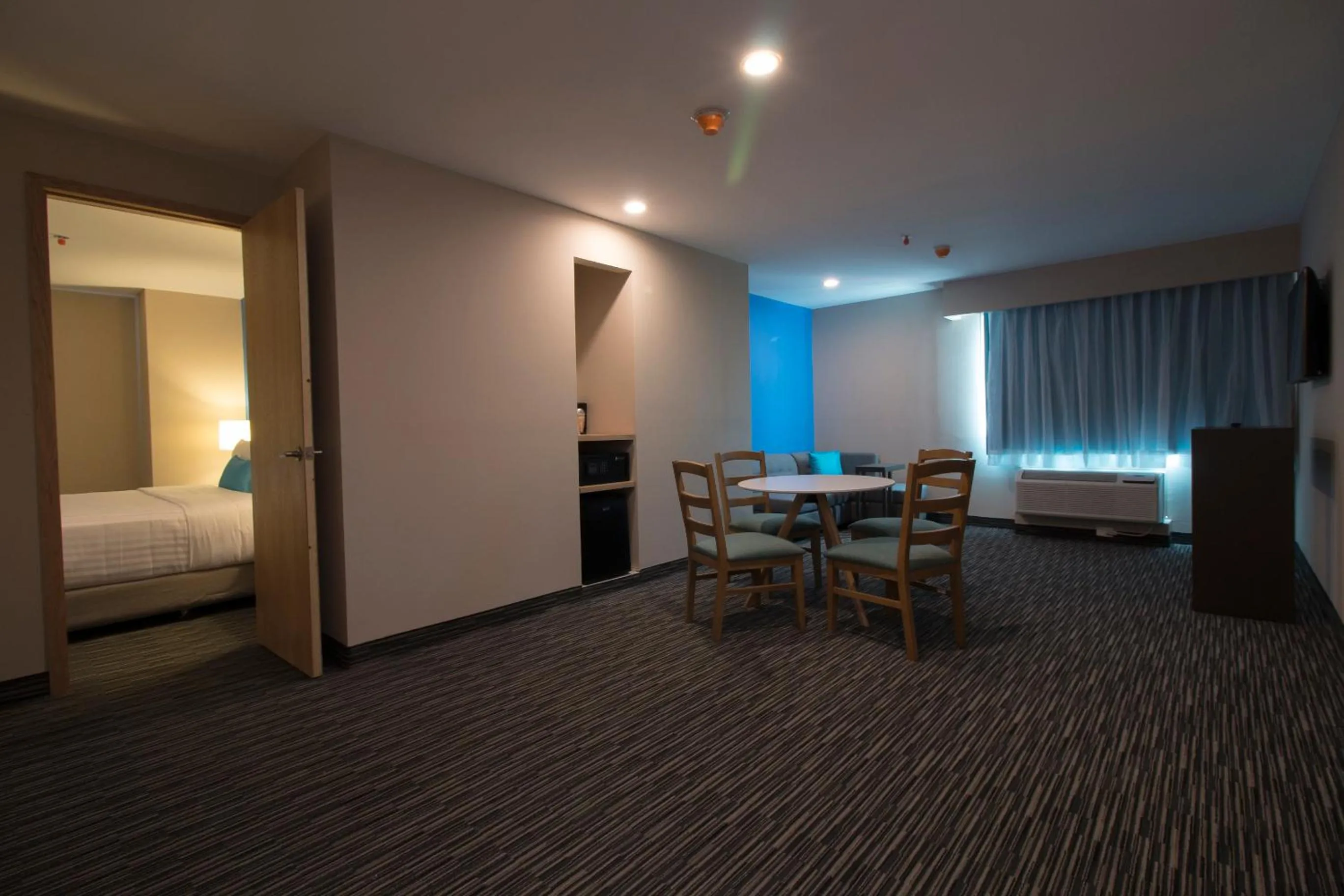 Photo of the whole room, Bed in CHN Hotel Monterrey Aeropuerto, Trademark by Wyndham