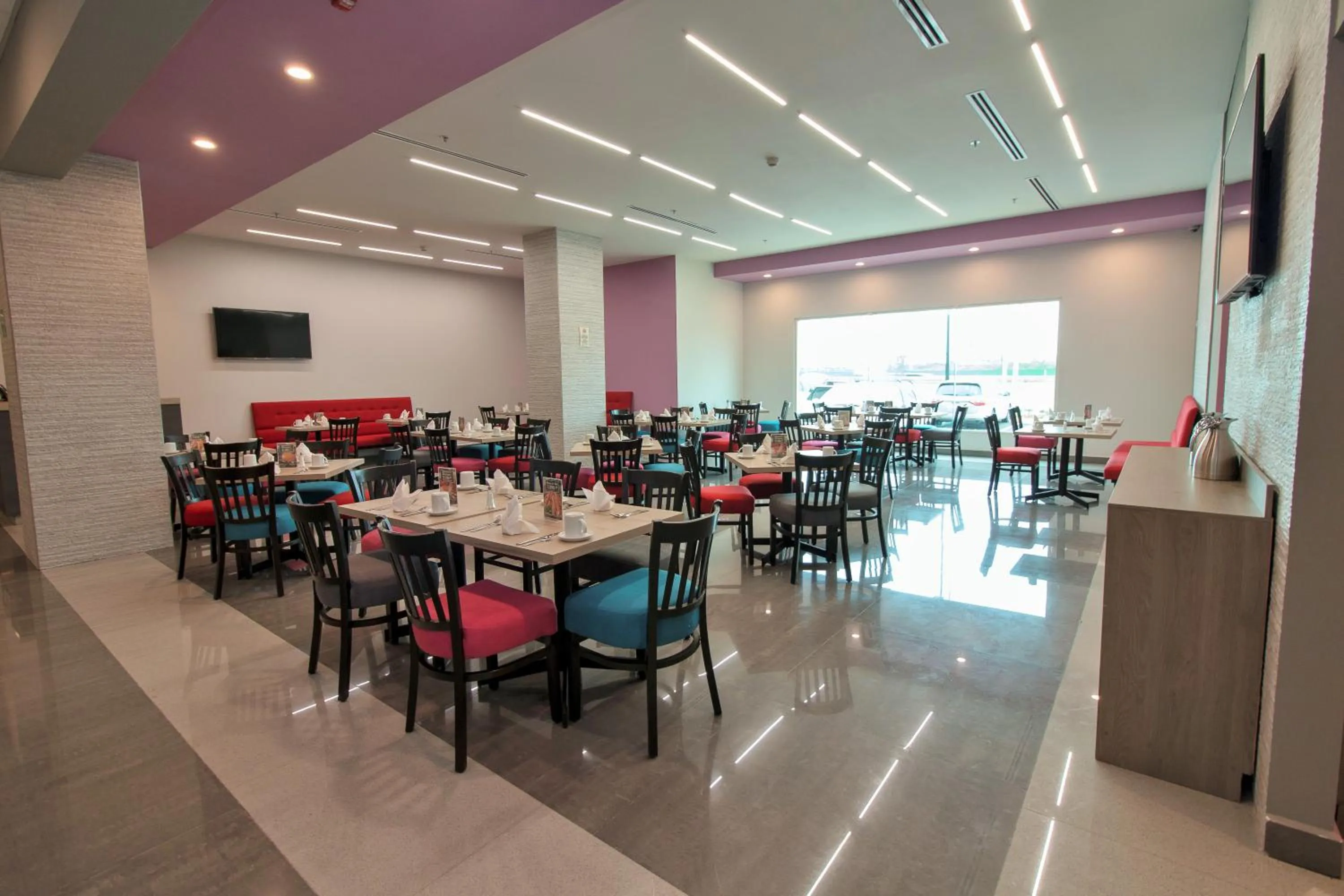 Meals in CHN Hotel Monterrey Aeropuerto, Trademark by Wyndham