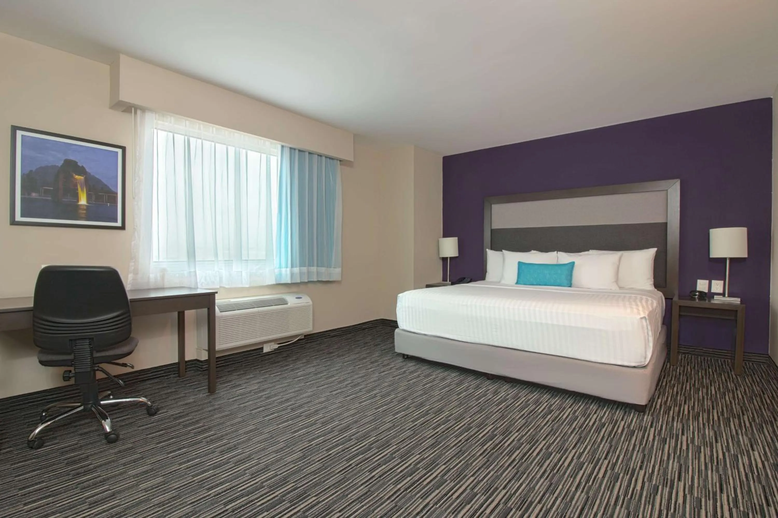 Photo of the whole room, Bed in CHN Hotel Monterrey Aeropuerto, Trademark by Wyndham