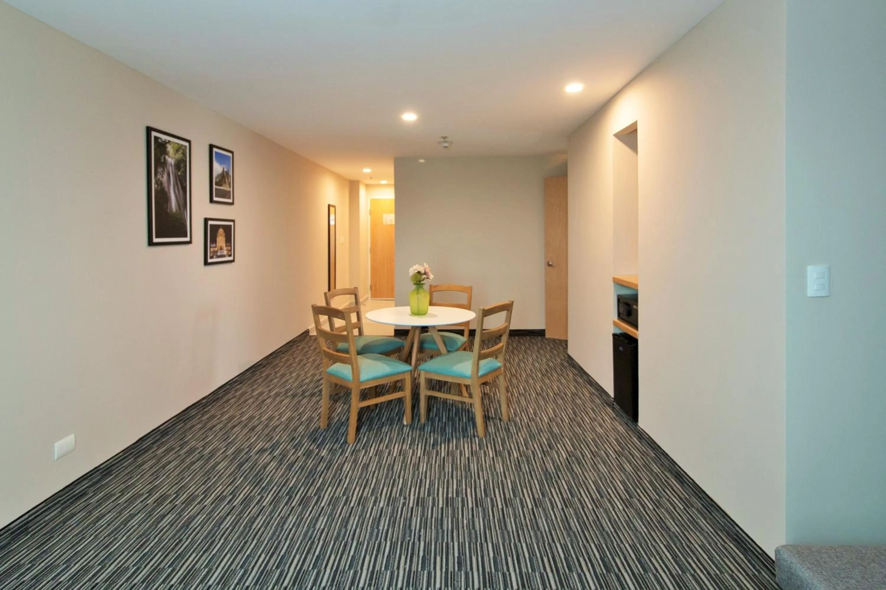 Dining area in CHN Hotel Monterrey Aeropuerto, Trademark by Wyndham