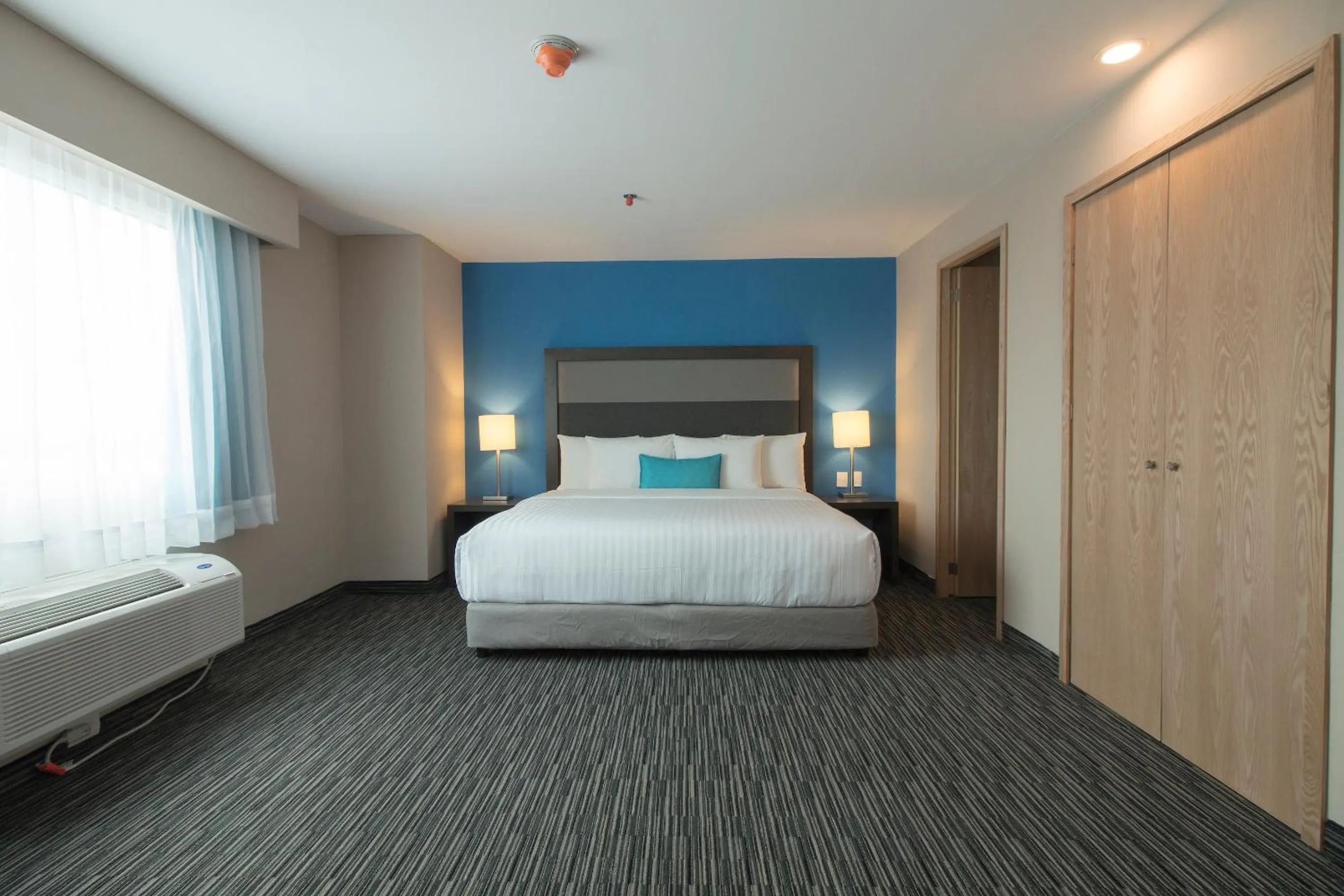 Photo of the whole room, Bed in CHN Hotel Monterrey Aeropuerto, Trademark by Wyndham