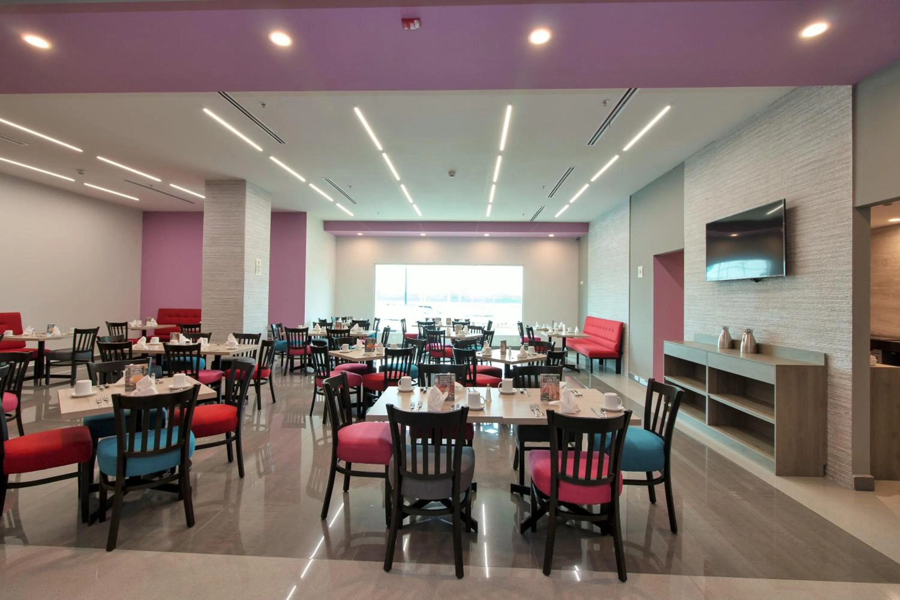 Meals in CHN Hotel Monterrey Aeropuerto, Trademark by Wyndham