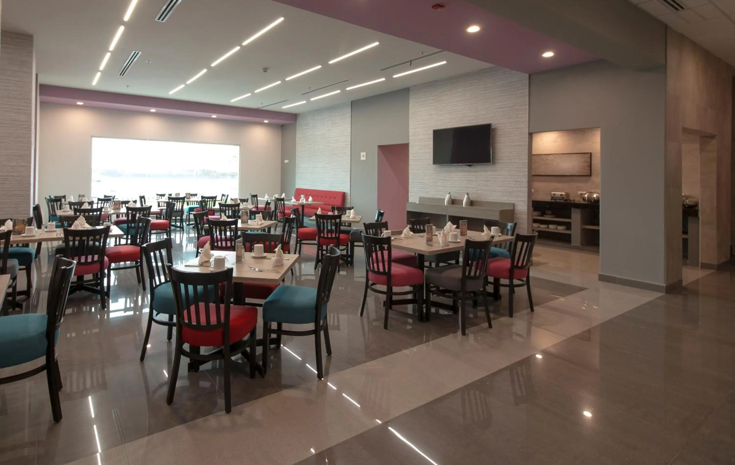 Restaurant/places to eat in CHN Hotel Monterrey Aeropuerto, Trademark by Wyndham