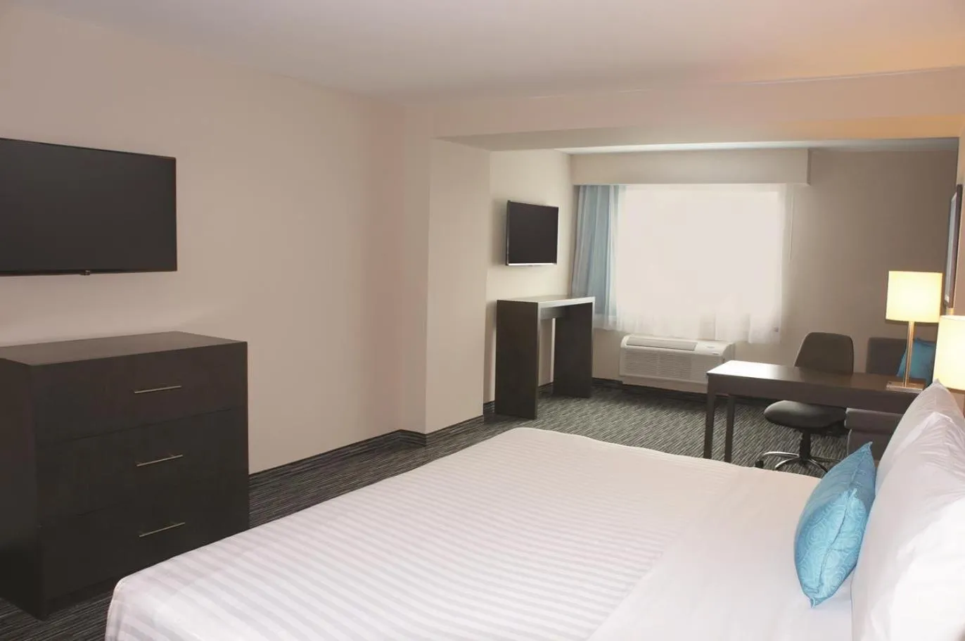 Photo of the whole room, Bed in CHN Hotel Monterrey Aeropuerto, Trademark by Wyndham