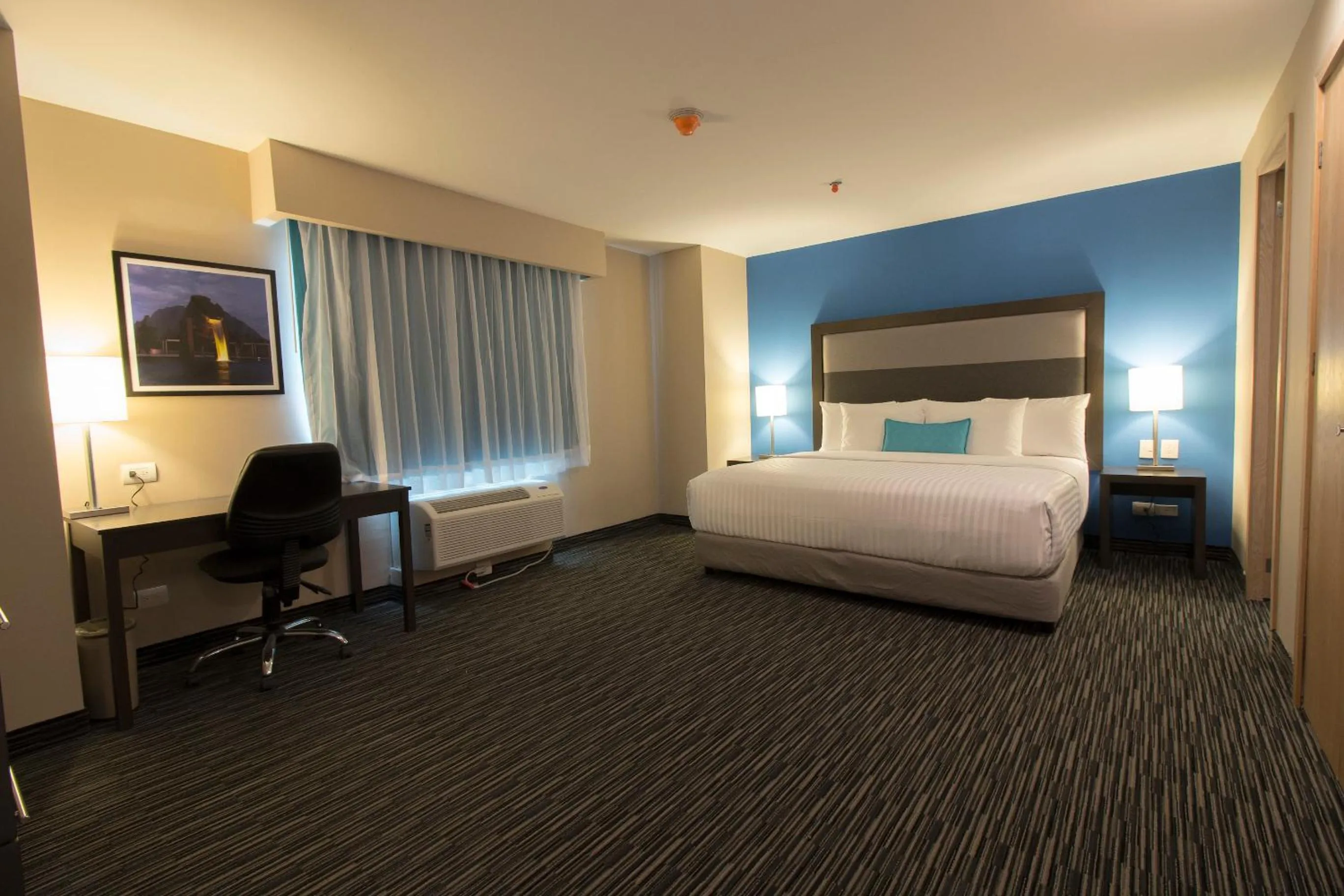 Bed in CHN Hotel Monterrey Aeropuerto, Trademark by Wyndham