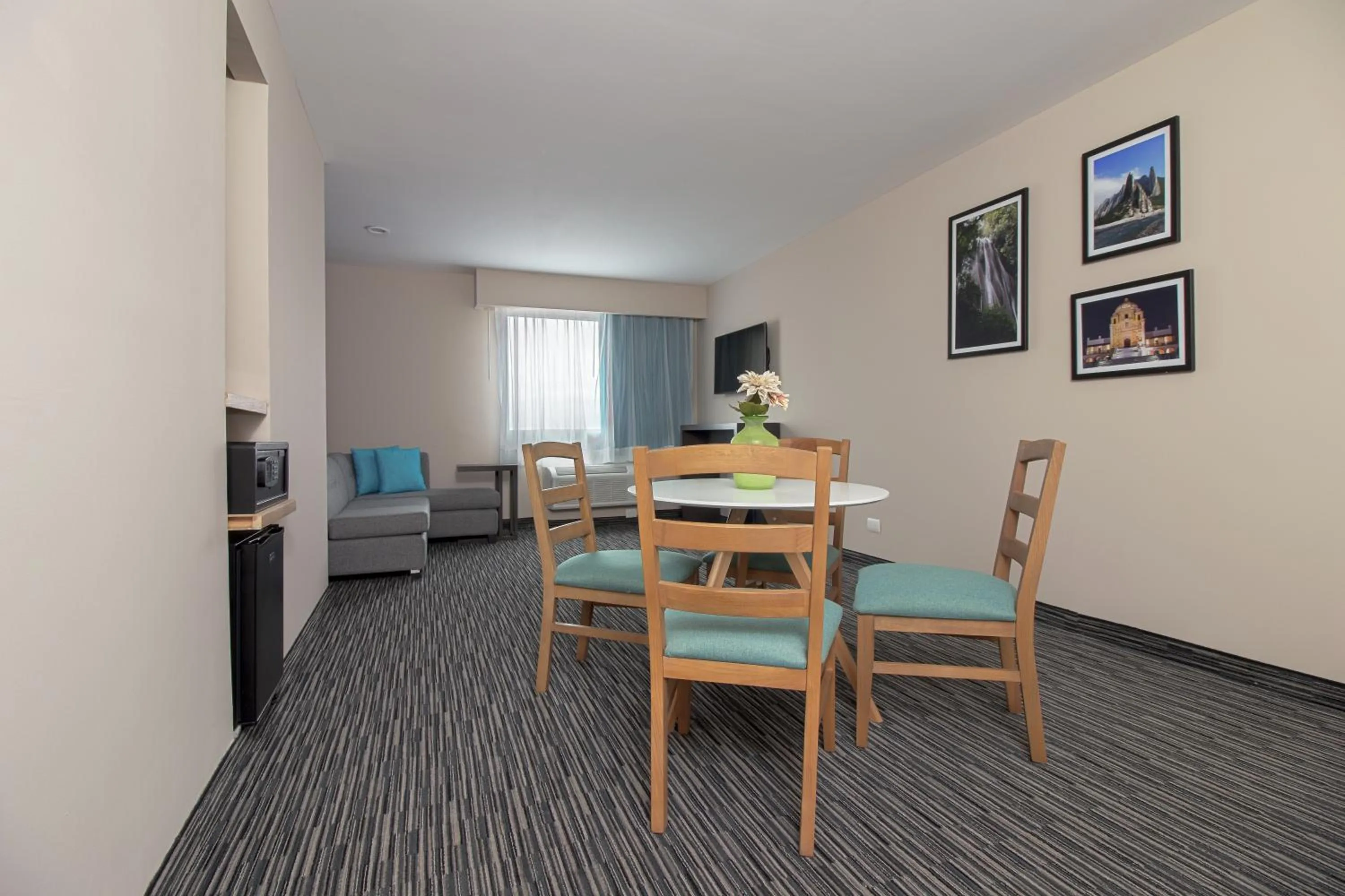 Living room in CHN Hotel Monterrey Aeropuerto, Trademark by Wyndham