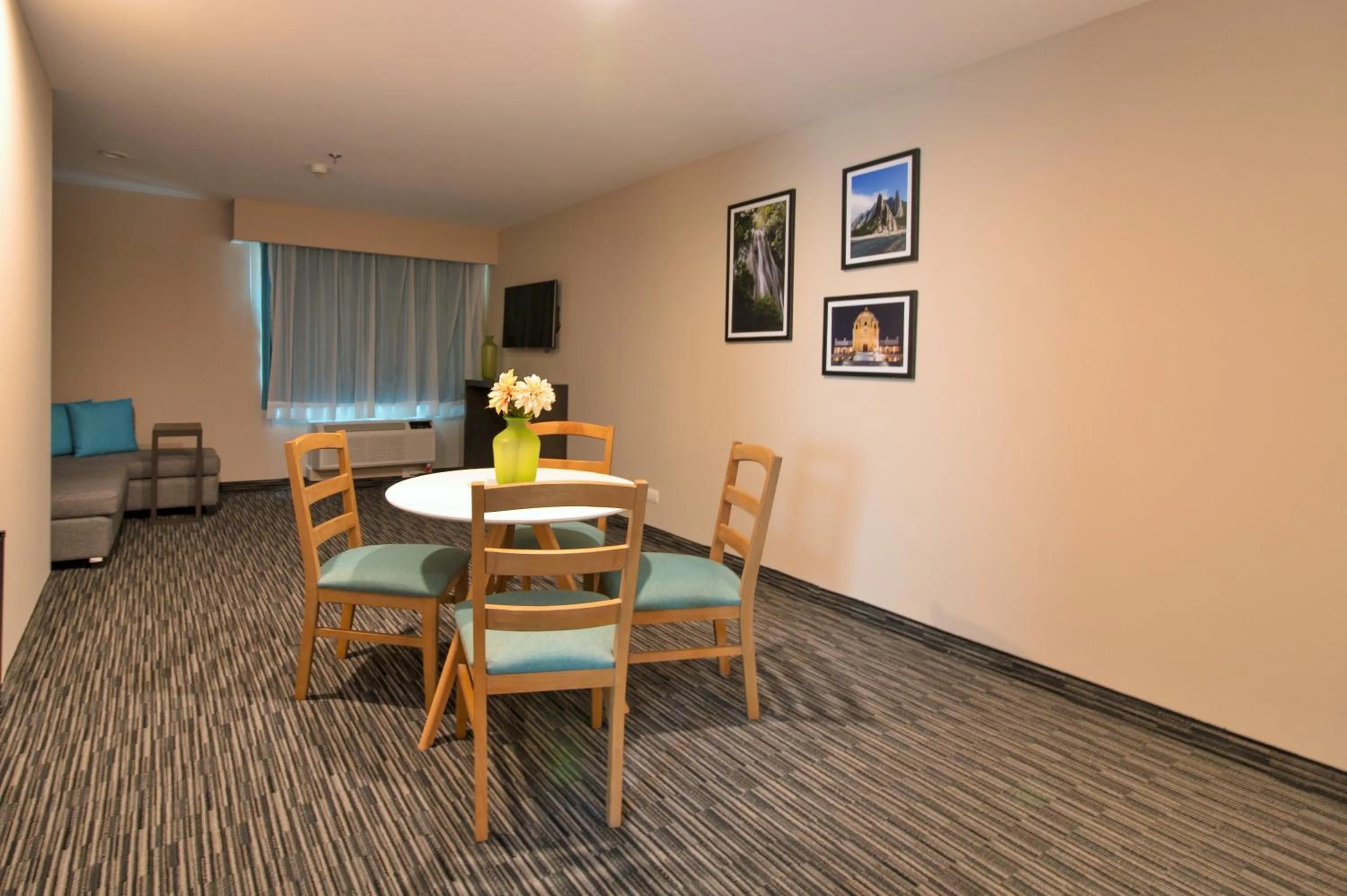 Dining area in CHN Hotel Monterrey Aeropuerto, Trademark by Wyndham