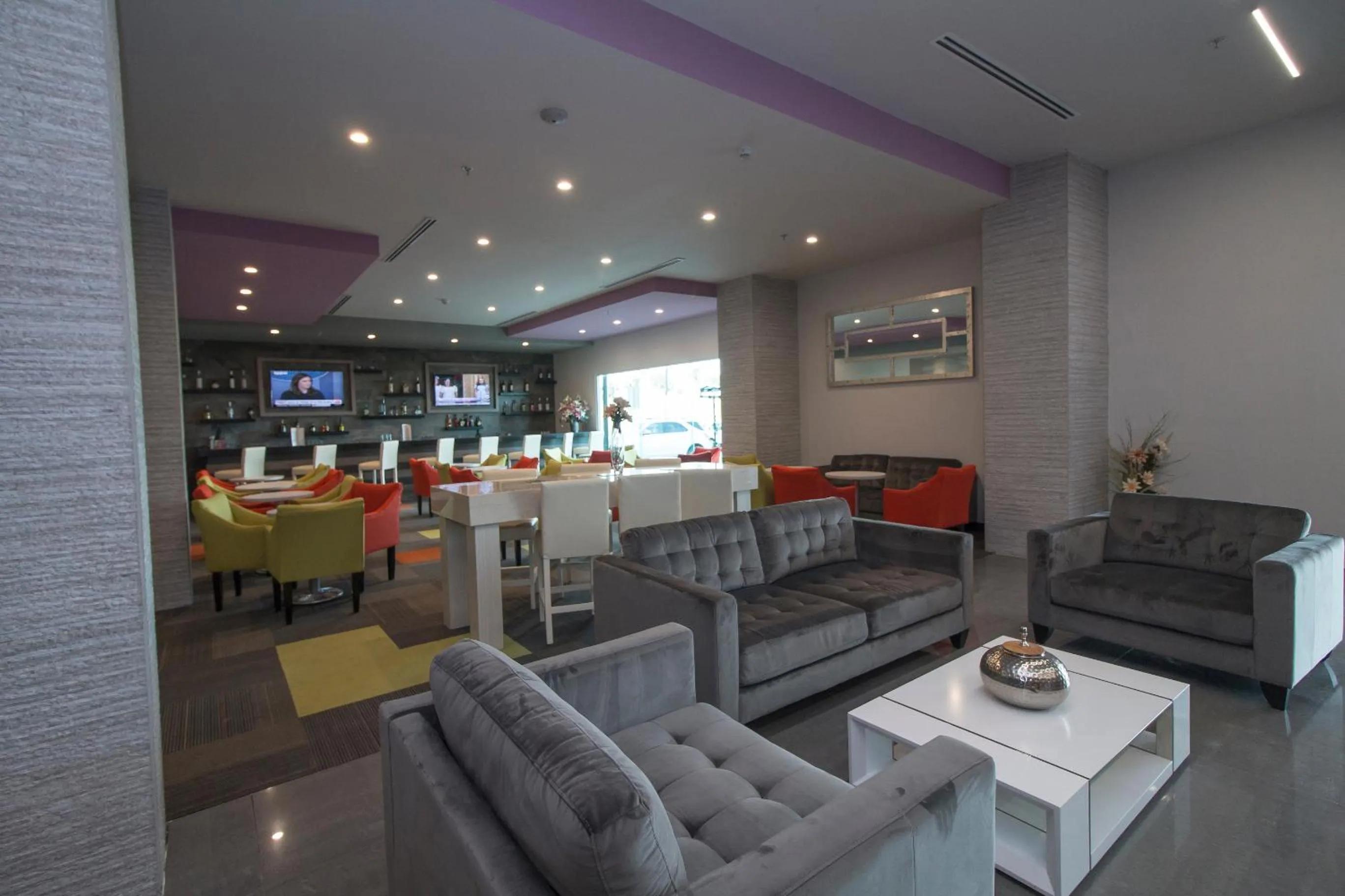 Lounge or bar in CHN Hotel Monterrey Aeropuerto, Trademark by Wyndham