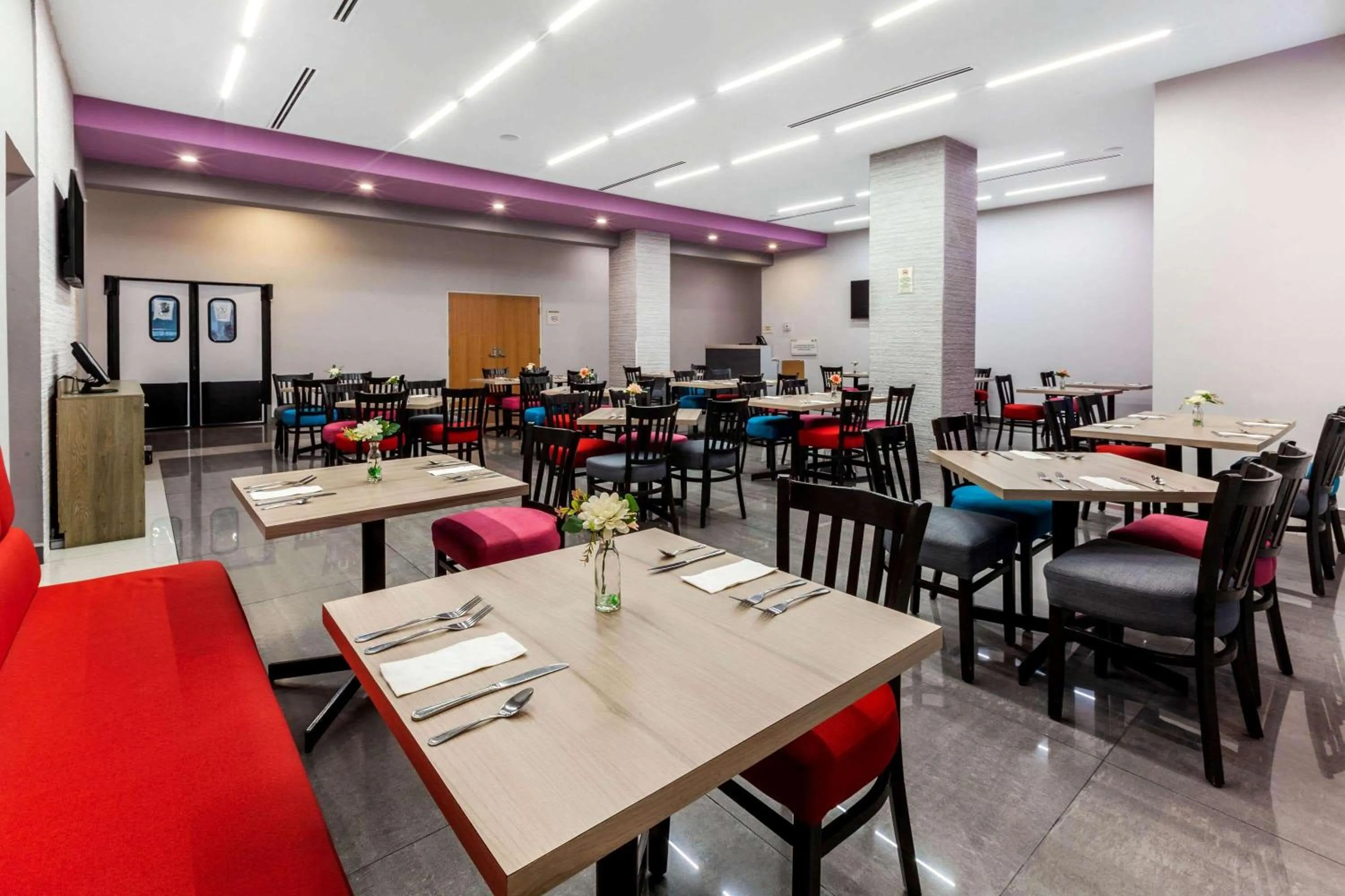 Restaurant/places to eat in CHN Hotel Monterrey Aeropuerto, Trademark by Wyndham