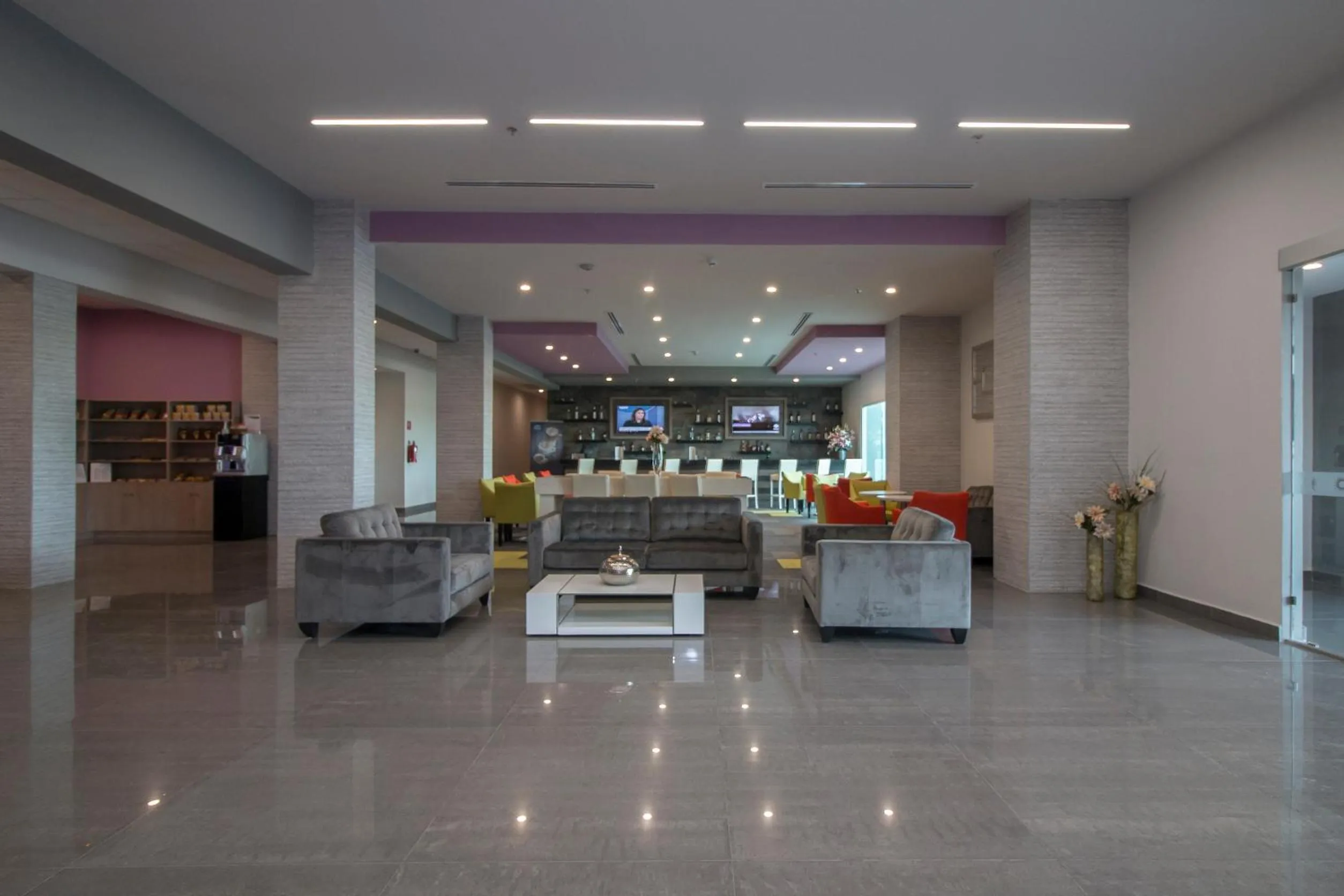 Lounge or bar in CHN Hotel Monterrey Aeropuerto, Trademark by Wyndham