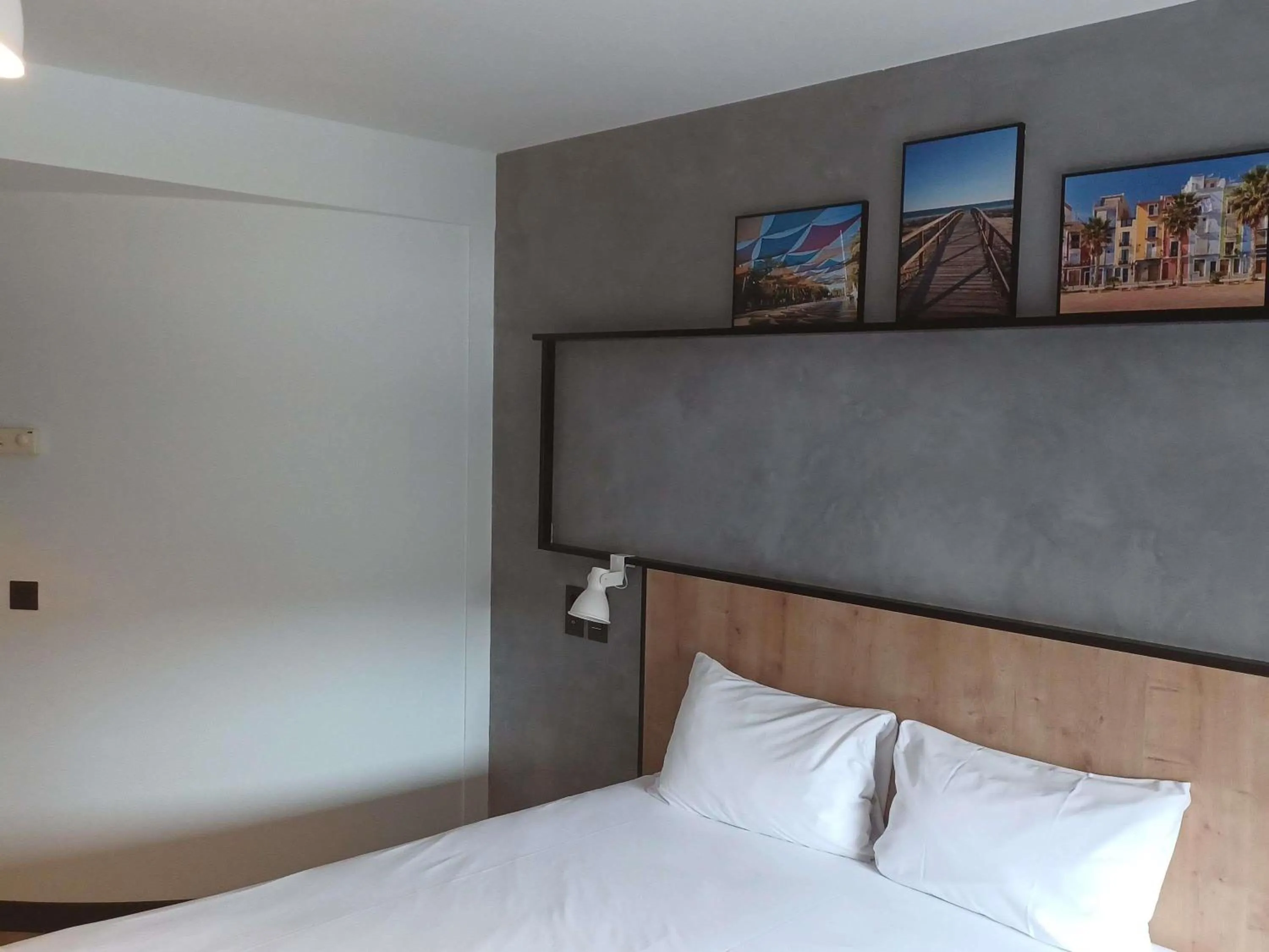 Property building, Bed in Ibis Hotel Alicante