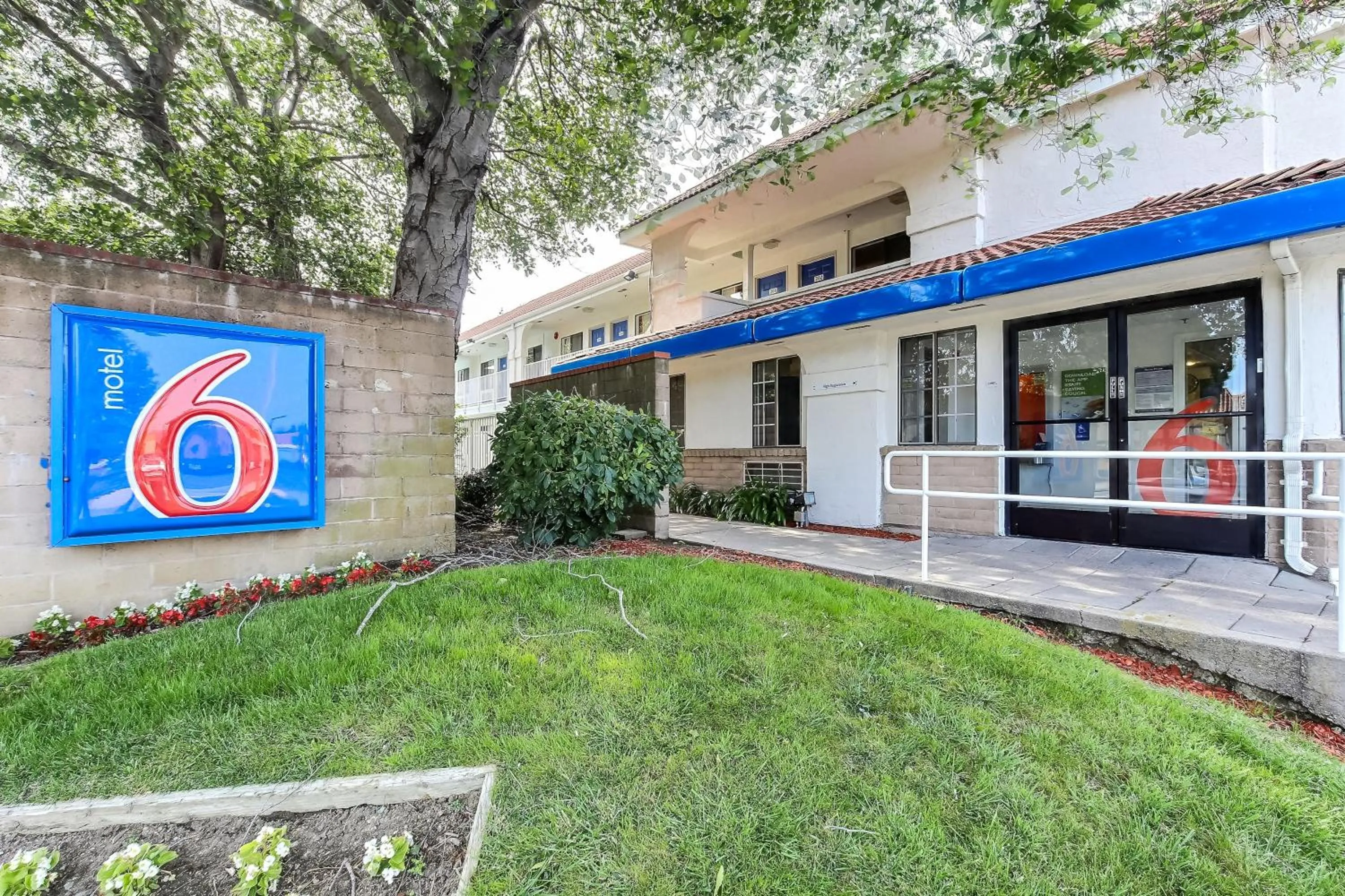 Property logo or sign in Motel 6-Pinole, CA