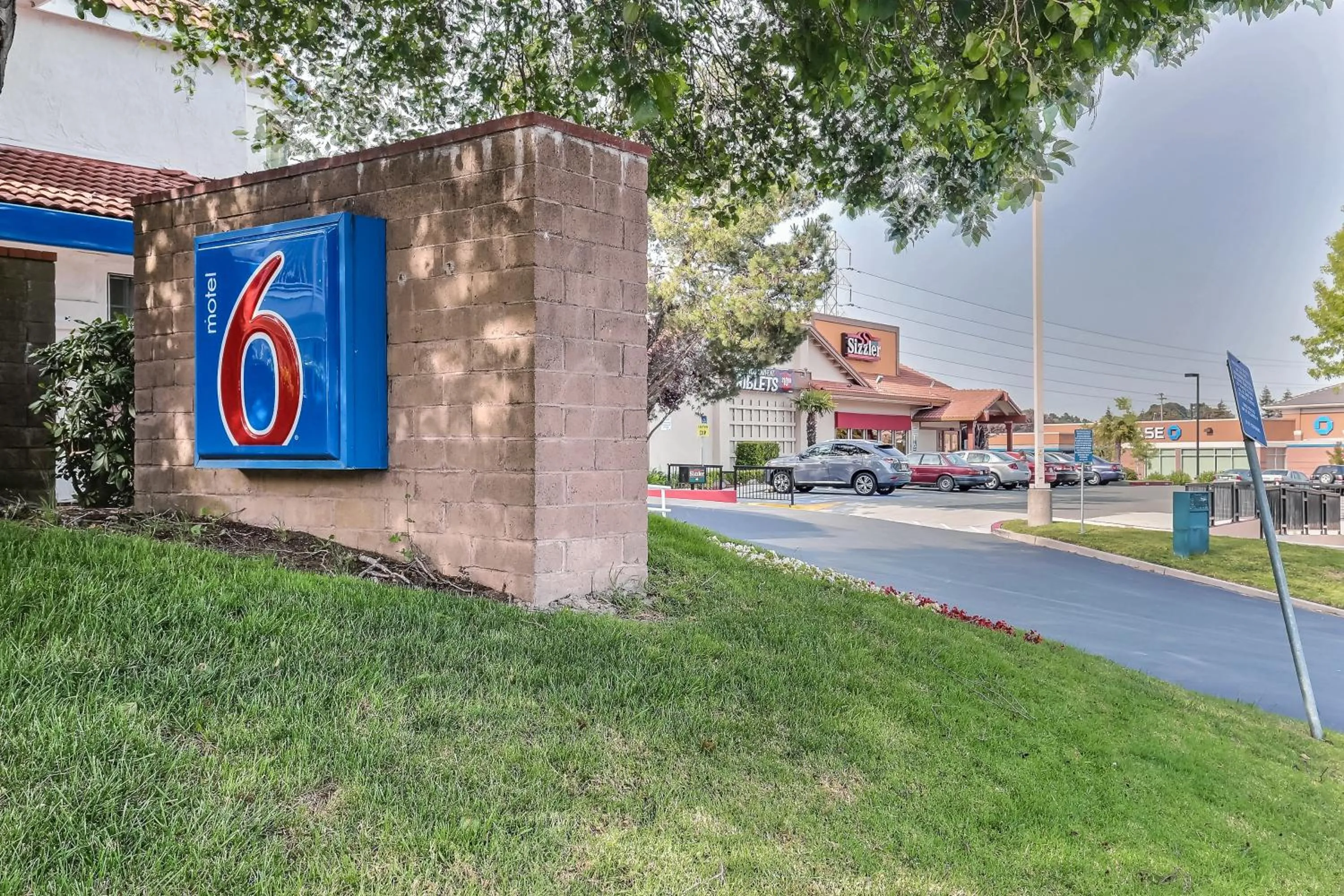 Day in Motel 6-Pinole, CA