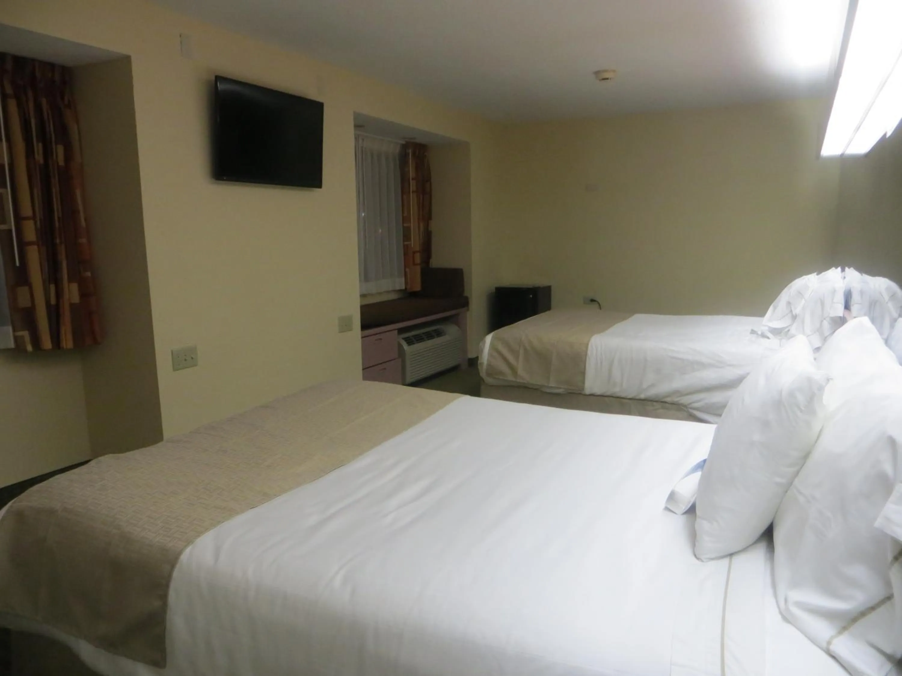 Bedroom, Bed in Microtel Inn by Wyndham Knoxville