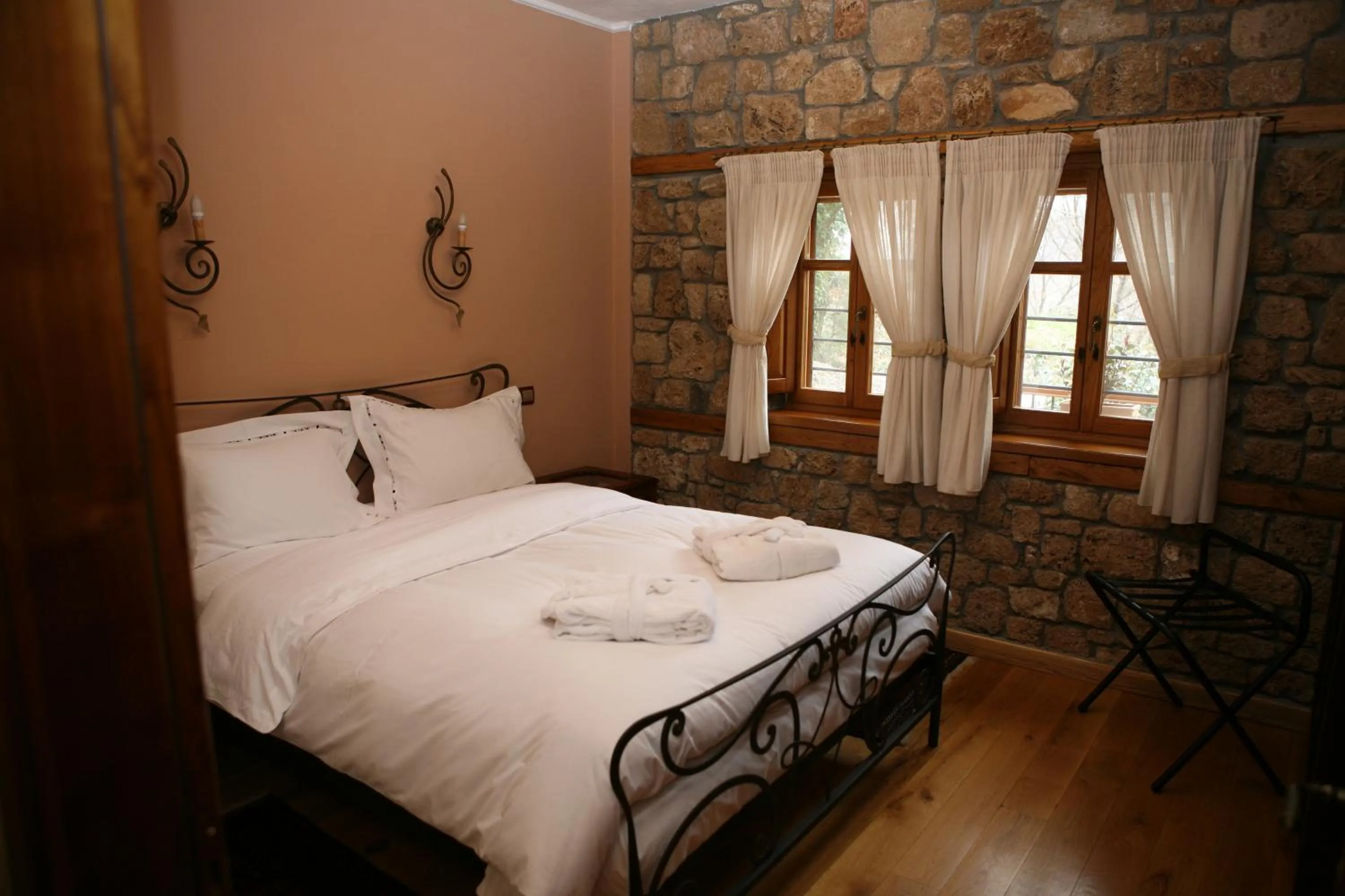 Bedroom, Bed in Roes Suites