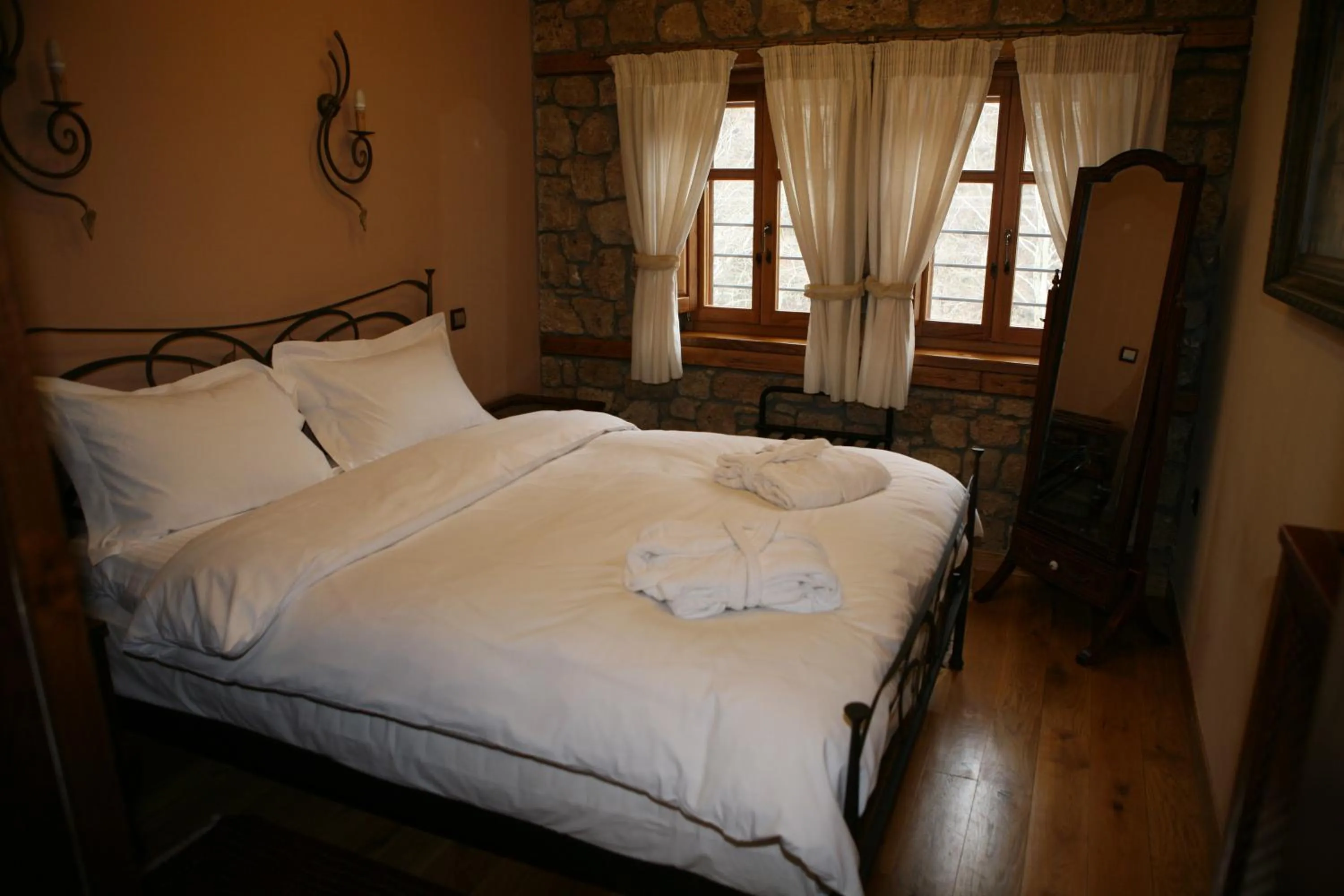 Bedroom, Bed in Roes Suites