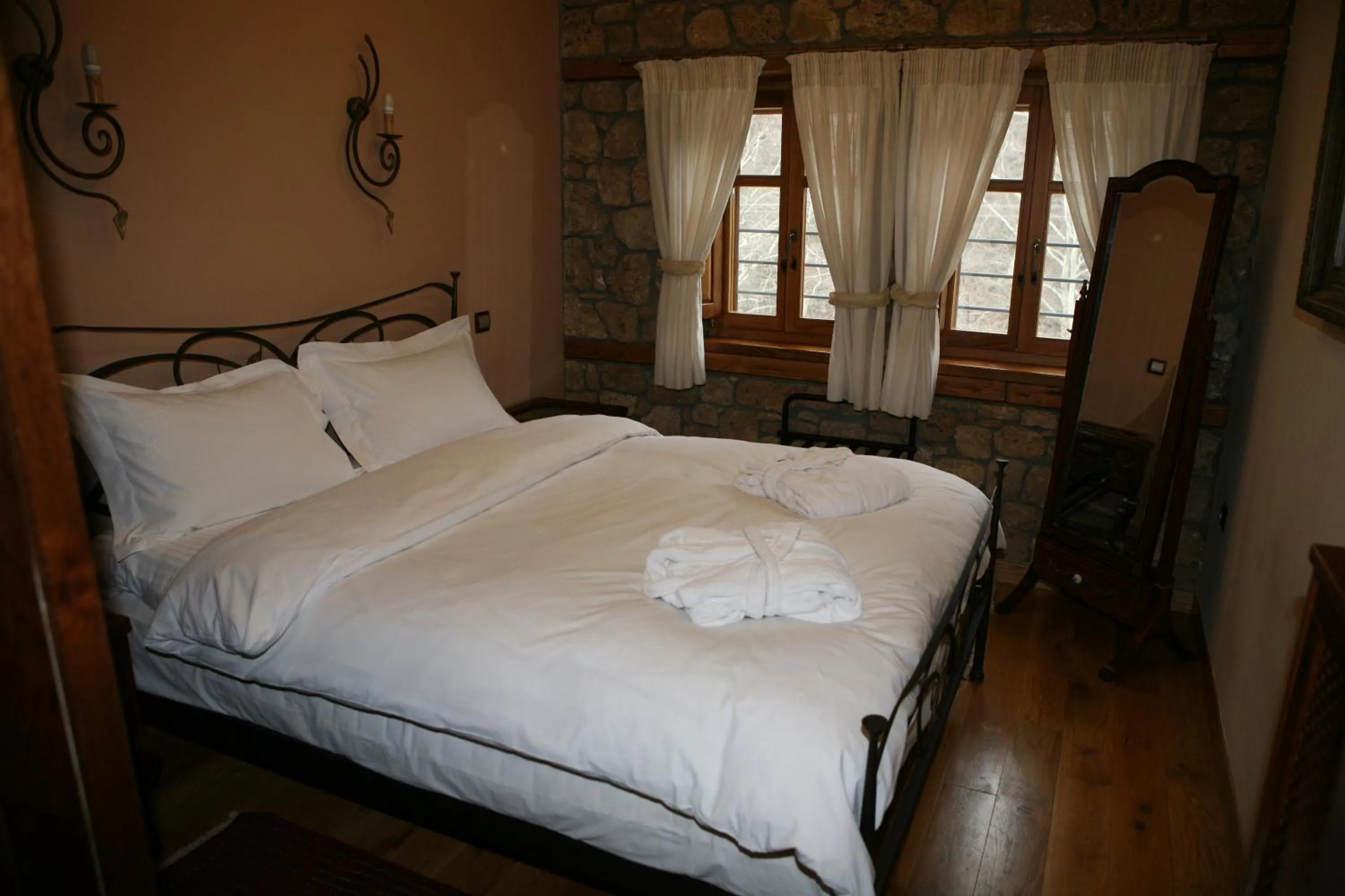 Bedroom, Bed in Roes Suites