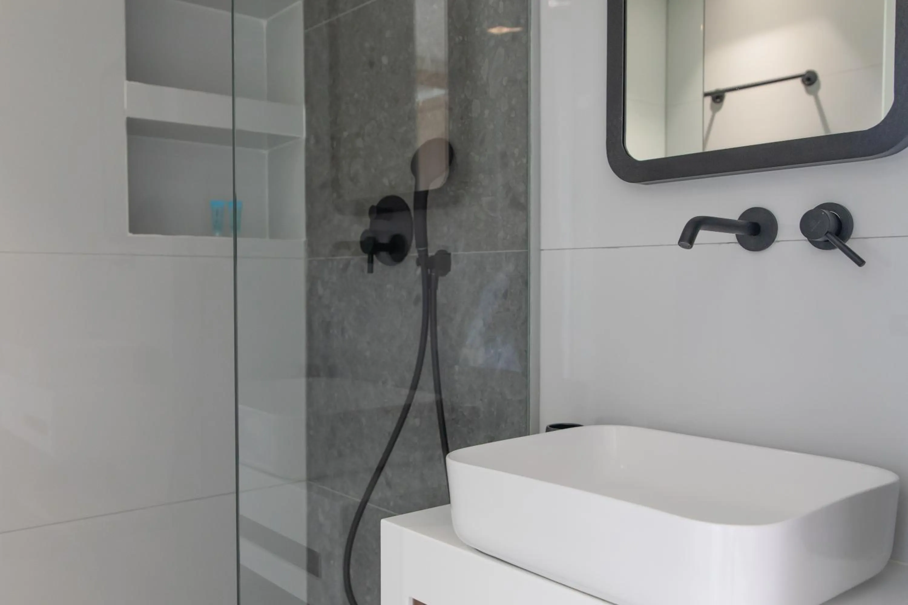 Shower in Agrelli Hotel & Suites