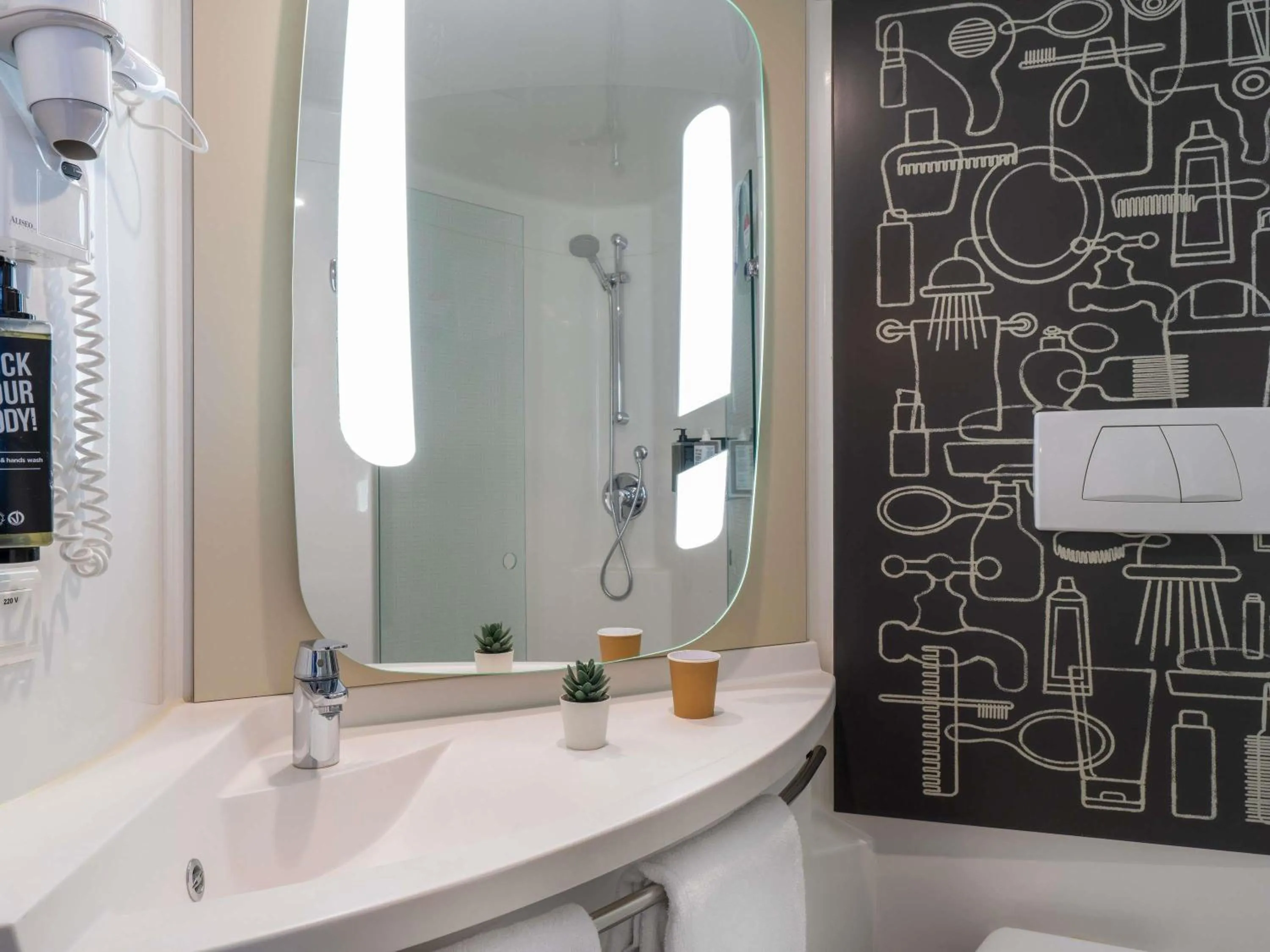 Bedroom in Ibis Barcelona Meridiana