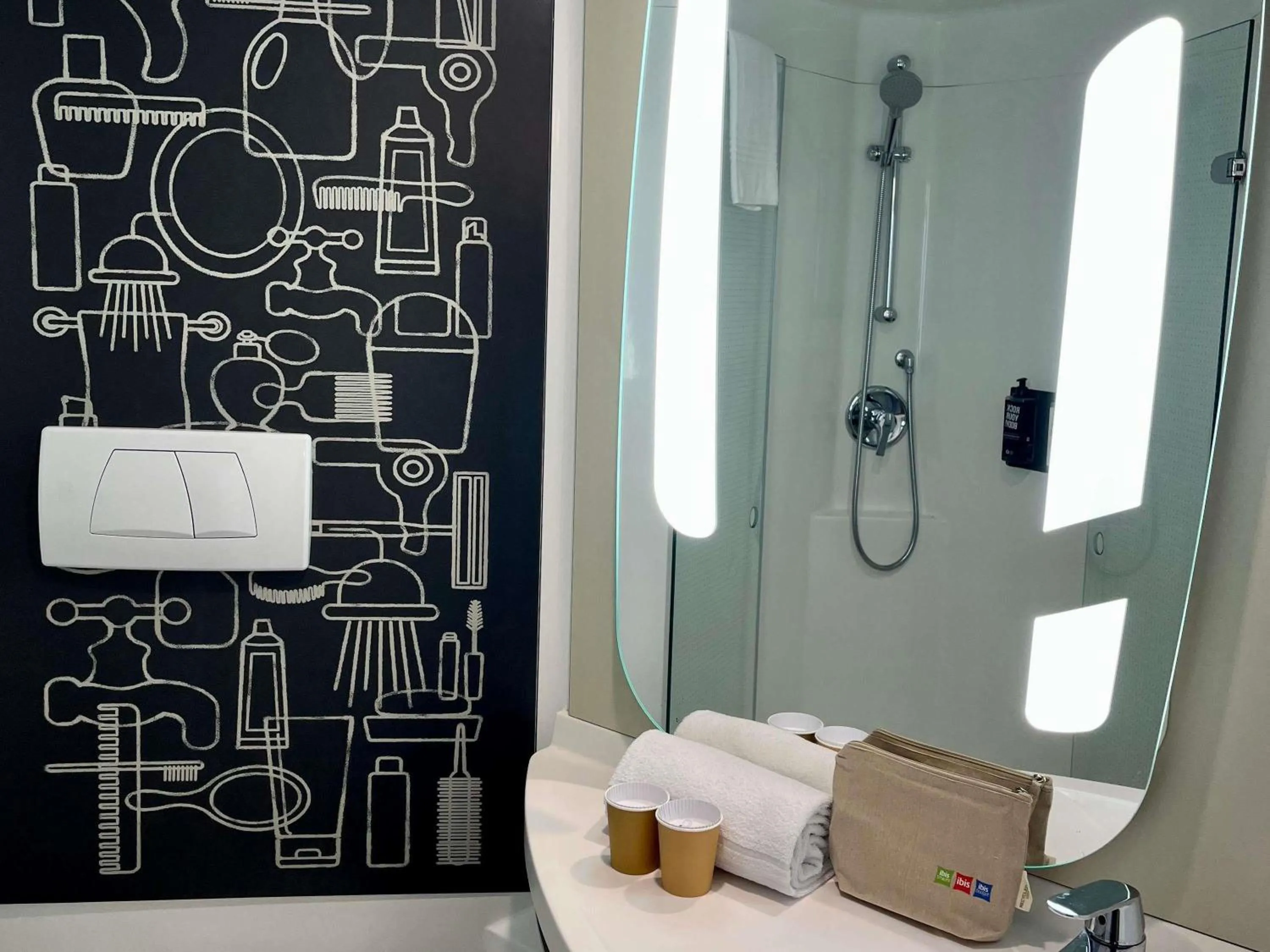 Bedroom in Ibis Barcelona Meridiana