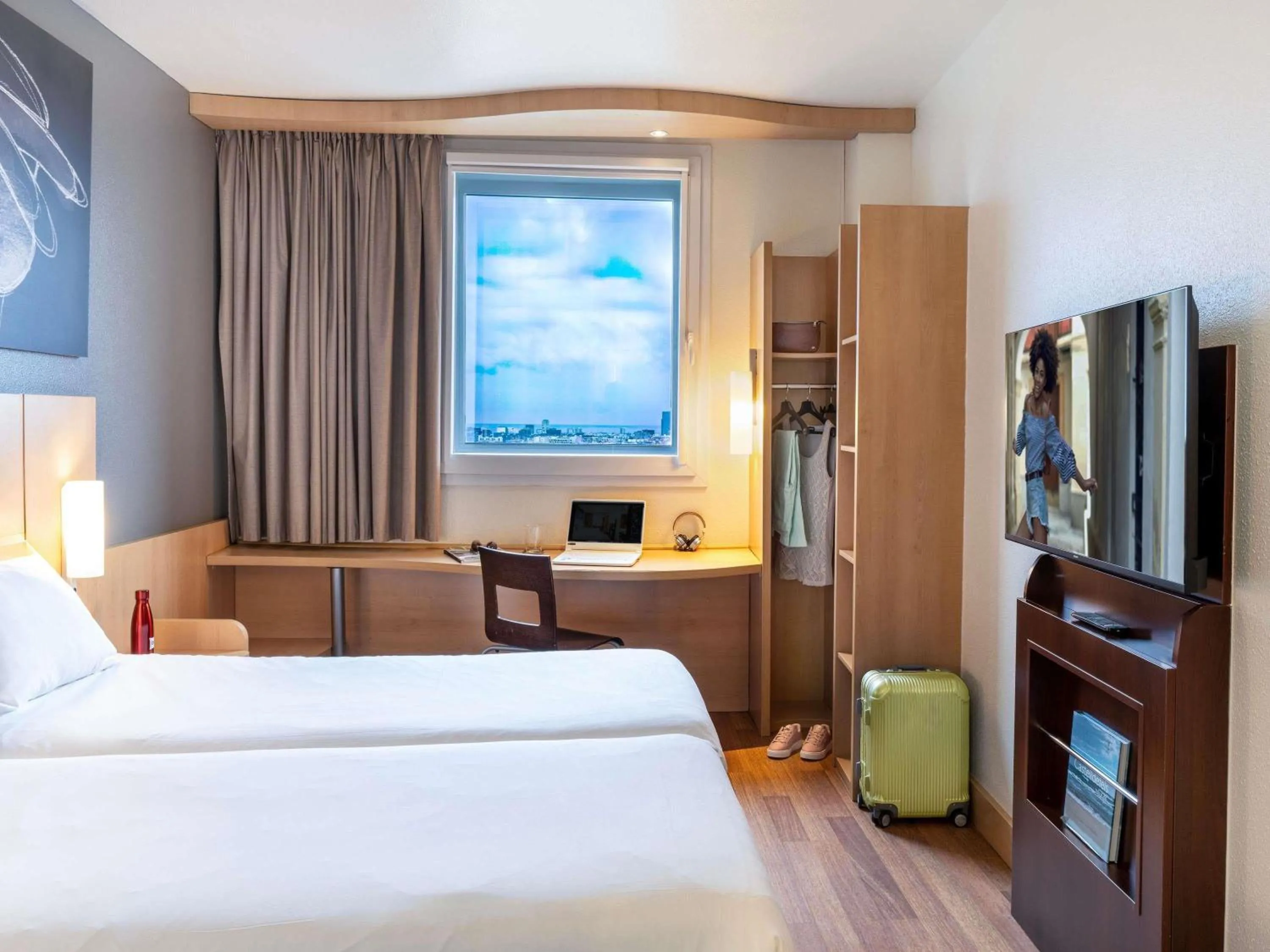 Bedroom, Bed in Ibis Barcelona Meridiana