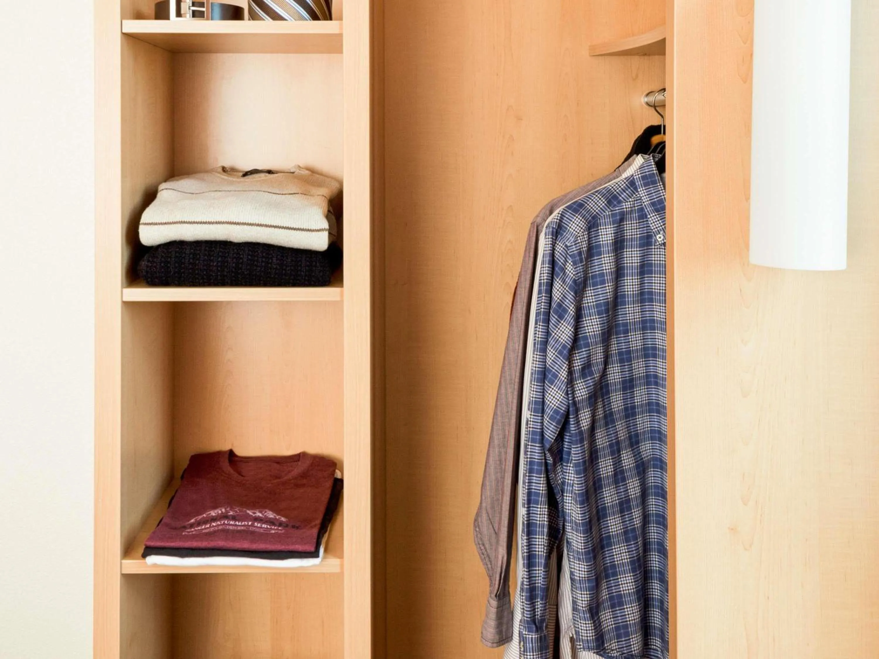 Bedroom in Ibis Barcelona Meridiana