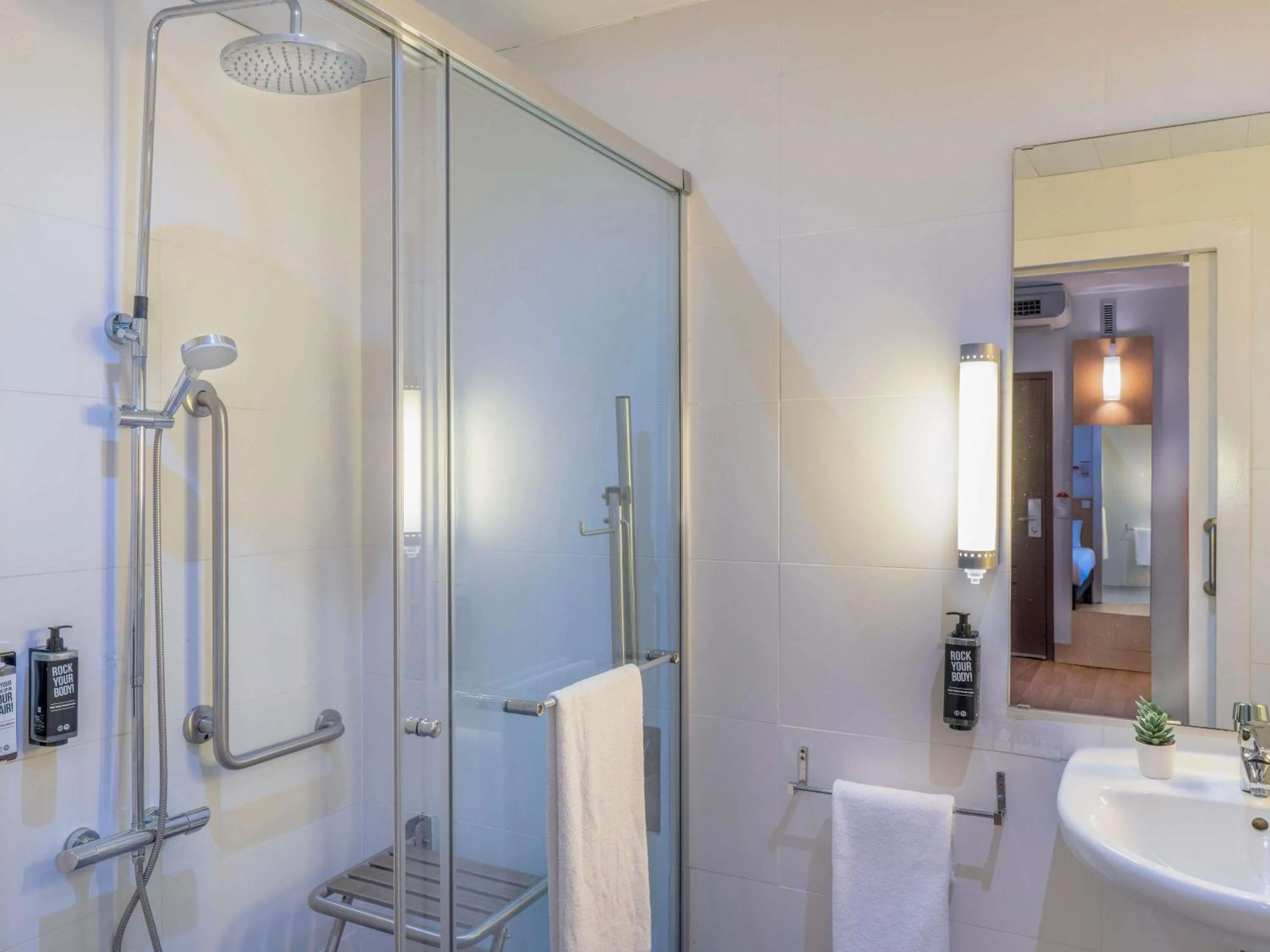 Bedroom in Ibis Barcelona Meridiana