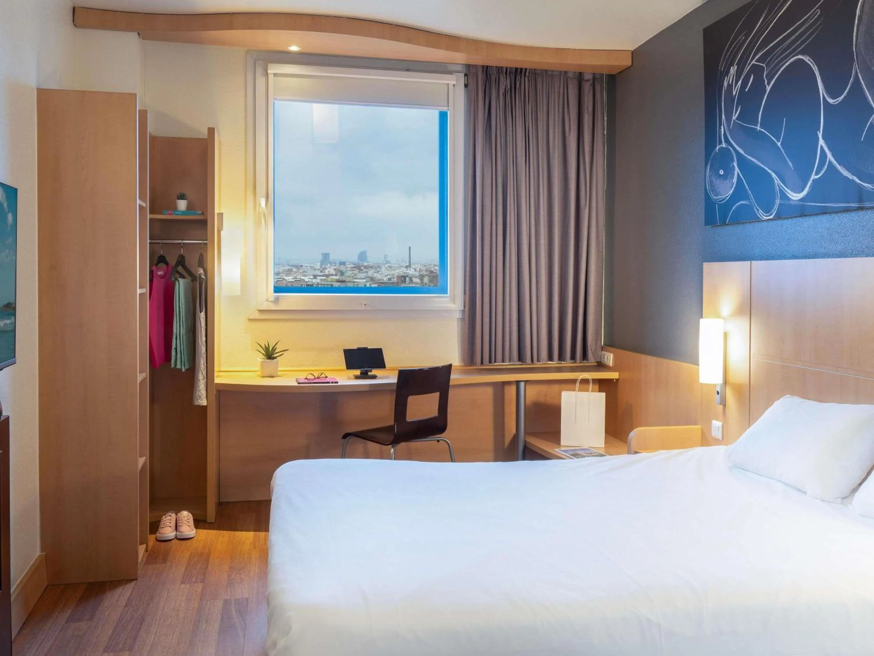 Bedroom, Bed in Ibis Barcelona Meridiana