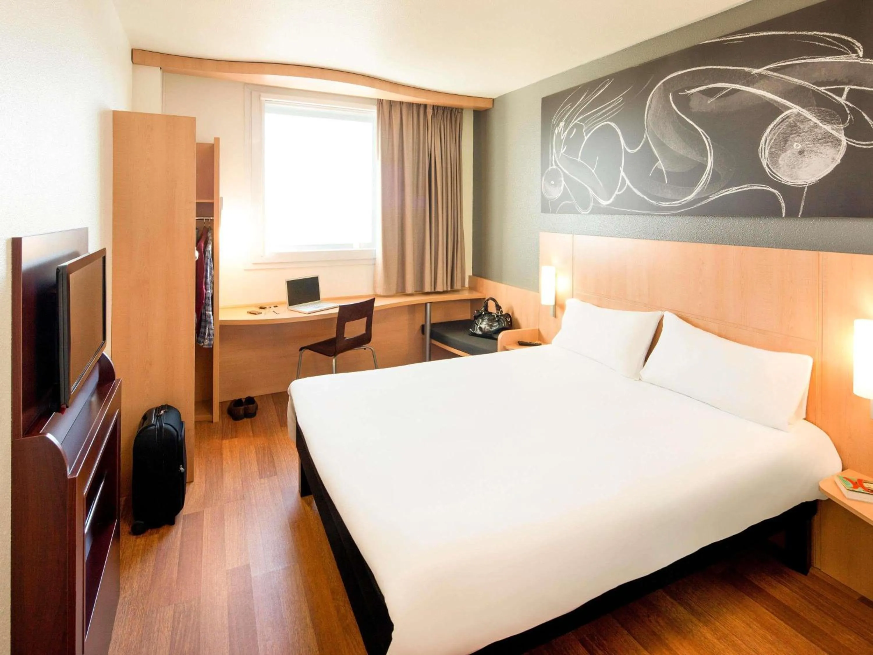 Bedroom, Bed in Ibis Barcelona Meridiana