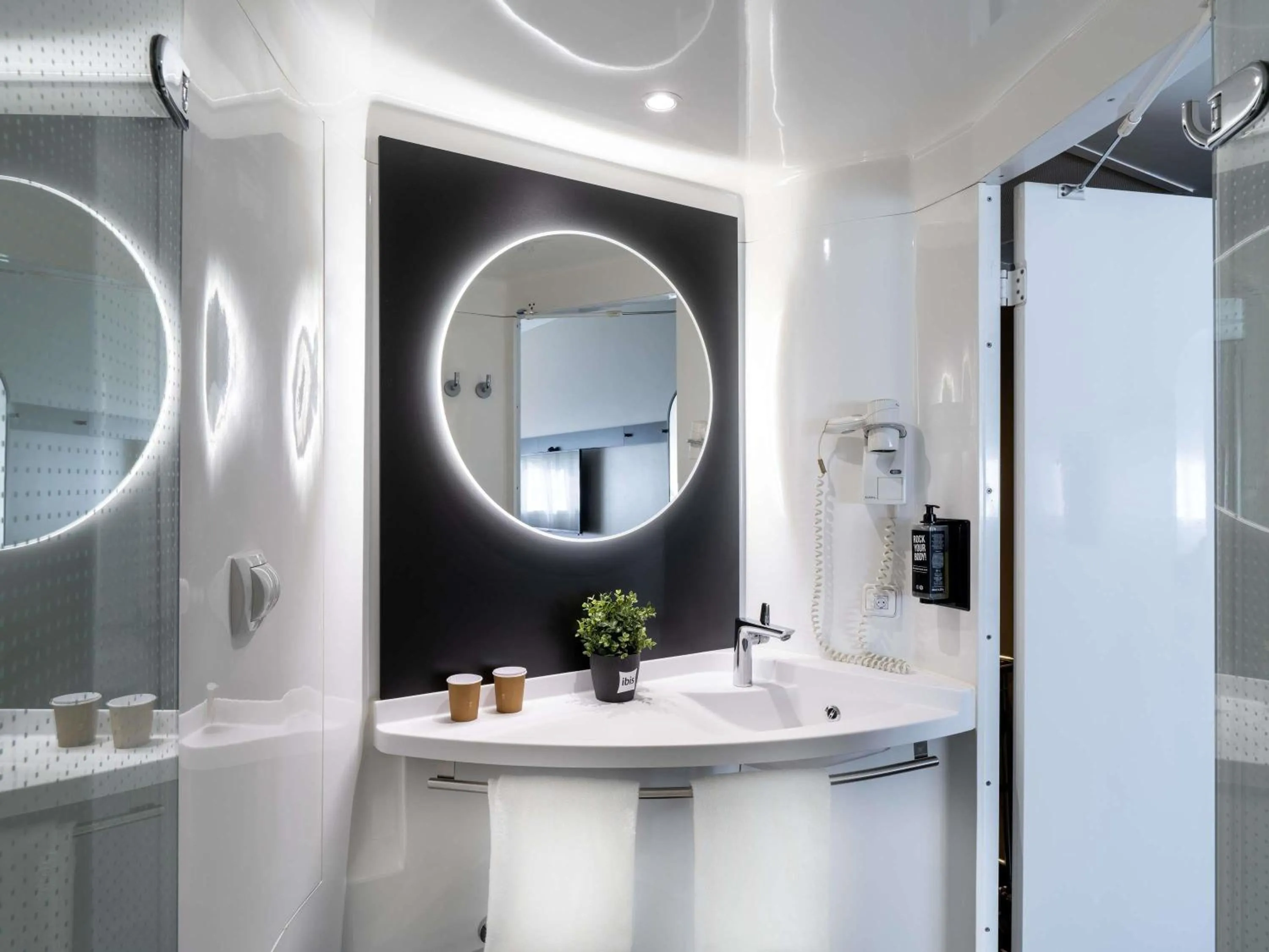 Bedroom in Ibis Barcelona Aeropuerto Viladecans