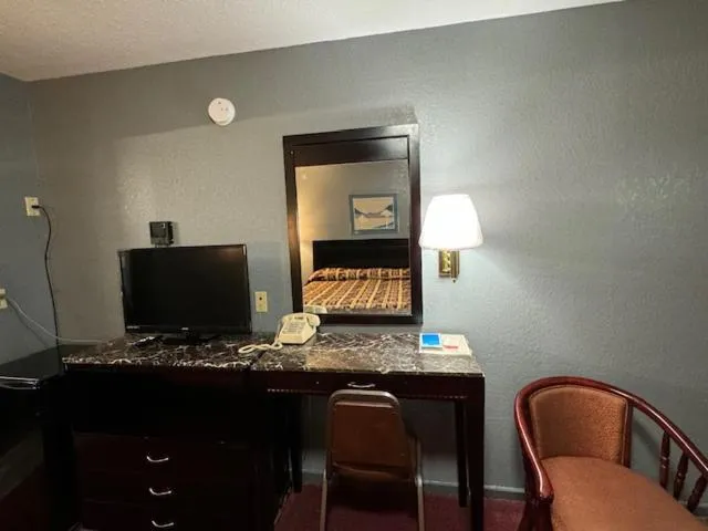 TV and multimedia in Pratt Budget Inn