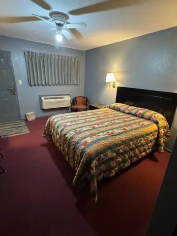 Bed in Pratt Budget Inn