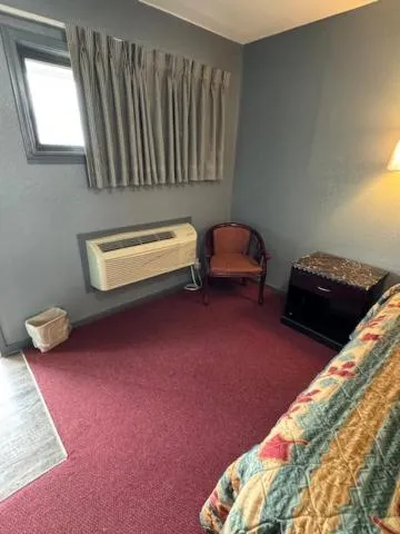 air conditioner, Bed in Pratt Budget Inn