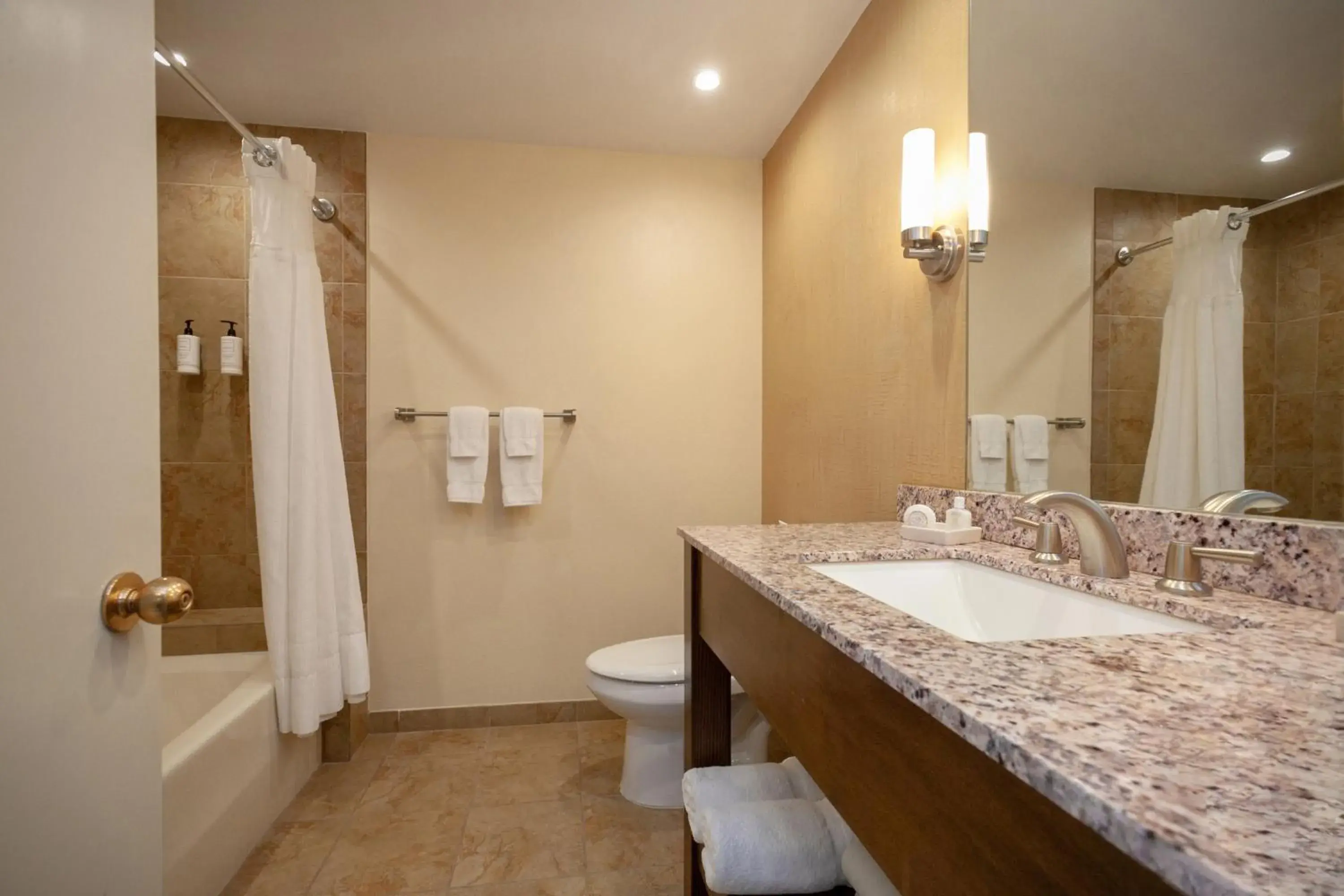 Deluxe Queen Room in The Inn at the Tides Deluxe Queen Room in The Inn at the Tides