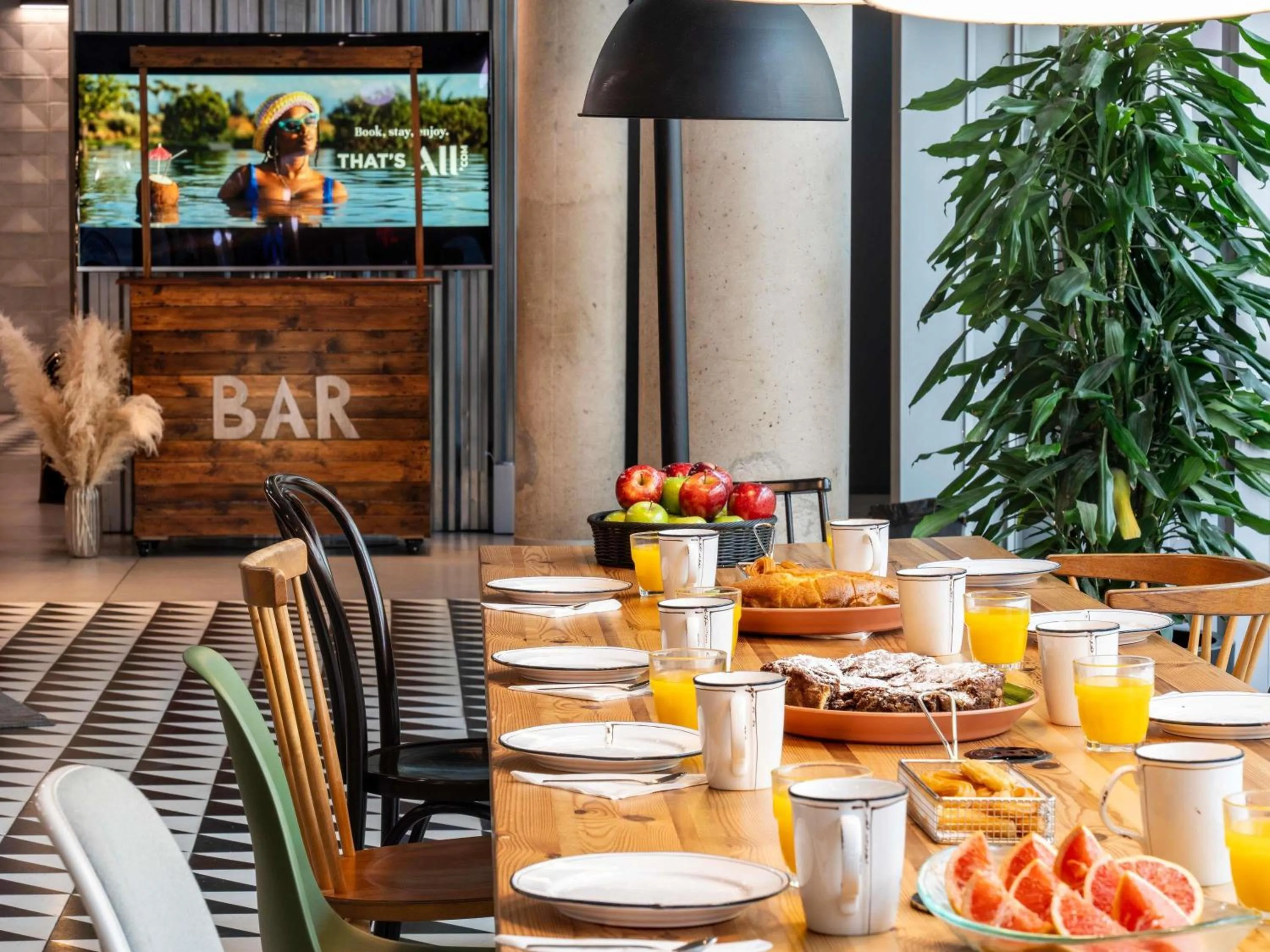 Restaurant/places to eat in Ibis Barcelona Plaza Glòries 22@